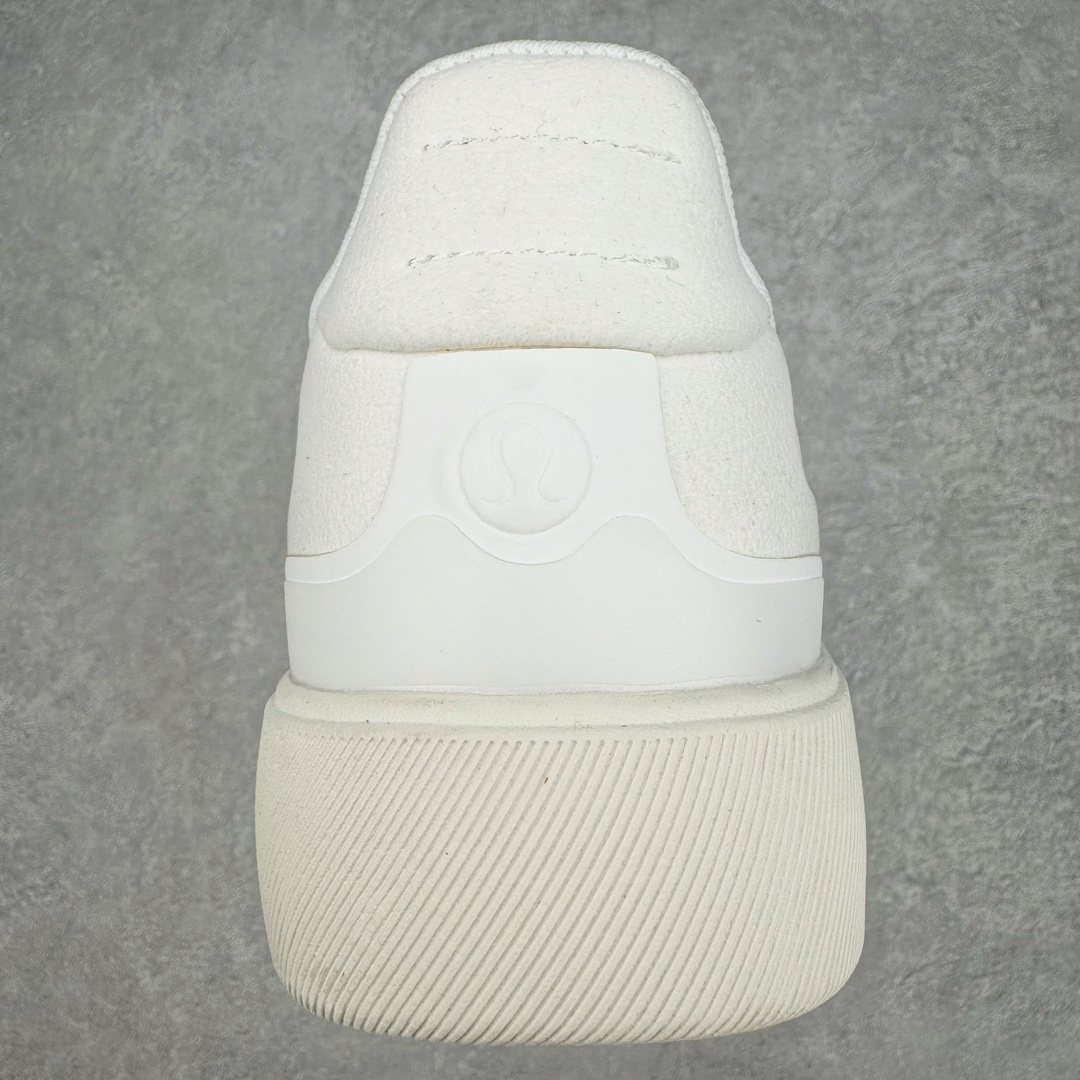 图片[8]-lululemon Cityverse 露露乐檬极简主义减震耐磨低帮生活休闲鞋 Cityverse将运动性能融入经典休闲鞋中，中底提供出色缓震，并贴合足部曲线，带来全天候的舒适感。鞋面采用两种材质拼接，且前半部分采用热熔压胶处理，无任何缝线，保留了鞋身整体性。模制泡沫的鞋垫带来上乘的脚感，在平日休闲穿着时不会磨脚，也能提供轻质软弹的效果。25年来，lululemon一直秉持“感受为先”的设计理念，并相信更好的感受带来更好的表现。此次男鞋的设计亦是如此。投入多年研究，针对男性在不同运动场景中的脚步形态设计了不同鞋履款式。同时，还进行了生物力学与形态学研究，为“他”带来更好的贴合度和感受。尺码：36 36.5 37.5 38 38.5 39 40 40.5 41 42 42.5 43 44 45-选品中心