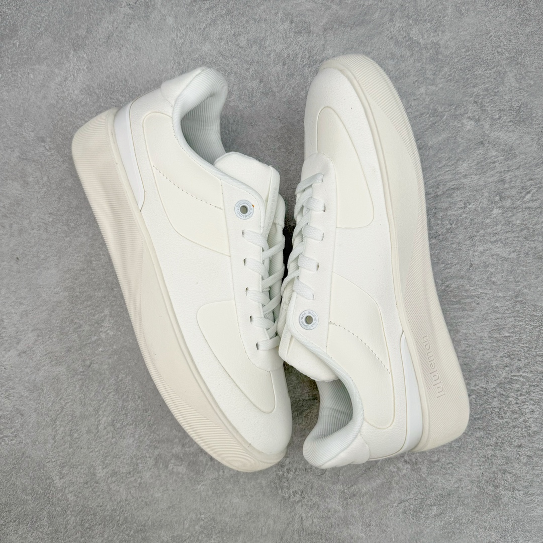 图片[3]-lululemon Cityverse 露露乐檬极简主义减震耐磨低帮生活休闲鞋 Cityverse将运动性能融入经典休闲鞋中，中底提供出色缓震，并贴合足部曲线，带来全天候的舒适感。鞋面采用两种材质拼接，且前半部分采用热熔压胶处理，无任何缝线，保留了鞋身整体性。模制泡沫的鞋垫带来上乘的脚感，在平日休闲穿着时不会磨脚，也能提供轻质软弹的效果。25年来，lululemon一直秉持“感受为先”的设计理念，并相信更好的感受带来更好的表现。此次男鞋的设计亦是如此。投入多年研究，针对男性在不同运动场景中的脚步形态设计了不同鞋履款式。同时，还进行了生物力学与形态学研究，为“他”带来更好的贴合度和感受。尺码：36 36.5 37.5 38 38.5 39 40 40.5 41 42 42.5 43 44 45-选品中心