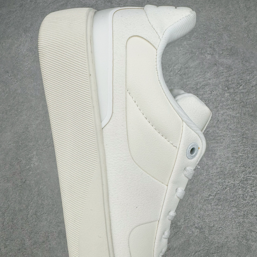 图片[6]-lululemon Cityverse 露露乐檬极简主义减震耐磨低帮生活休闲鞋 Cityverse将运动性能融入经典休闲鞋中，中底提供出色缓震，并贴合足部曲线，带来全天候的舒适感。鞋面采用两种材质拼接，且前半部分采用热熔压胶处理，无任何缝线，保留了鞋身整体性。模制泡沫的鞋垫带来上乘的脚感，在平日休闲穿着时不会磨脚，也能提供轻质软弹的效果。25年来，lululemon一直秉持“感受为先”的设计理念，并相信更好的感受带来更好的表现。此次男鞋的设计亦是如此。投入多年研究，针对男性在不同运动场景中的脚步形态设计了不同鞋履款式。同时，还进行了生物力学与形态学研究，为“他”带来更好的贴合度和感受。尺码：36 36.5 37.5 38 38.5 39 40 40.5 41 42 42.5 43 44 45-选品中心