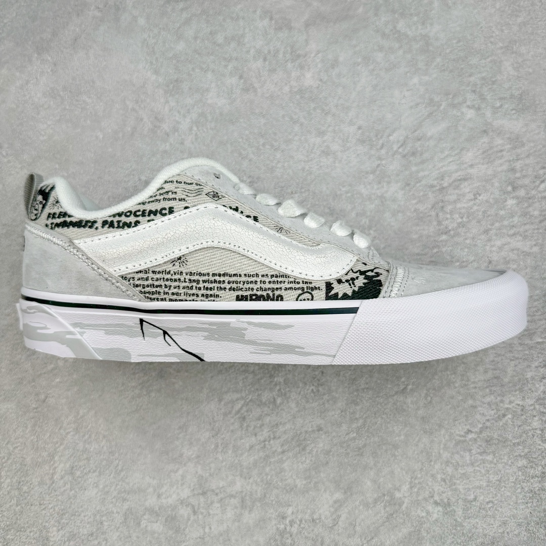 HIRONO x Vans Knu Skool 泡泡玛特小野联名 灰白涂鸦 此次VANS携手泡泡玛特爆款IP 太有看头了！ Vans超火的土豆鞋，复古经典，鞋头放大、包边上移加厚、鞋舌加厚。Vans Classics 经典支线土豆鞋 Knu Skool 是完美的平替版，是大众争相追捧的 “面包鞋” 尺码：35 36 36.5 37 38 38.5 39 40 40.5 41 42 42.5 43 44 45 工艺：硫化1：1（重量1：1、真标、原钢印、材质标、鞋型标、合格证）-选品中心