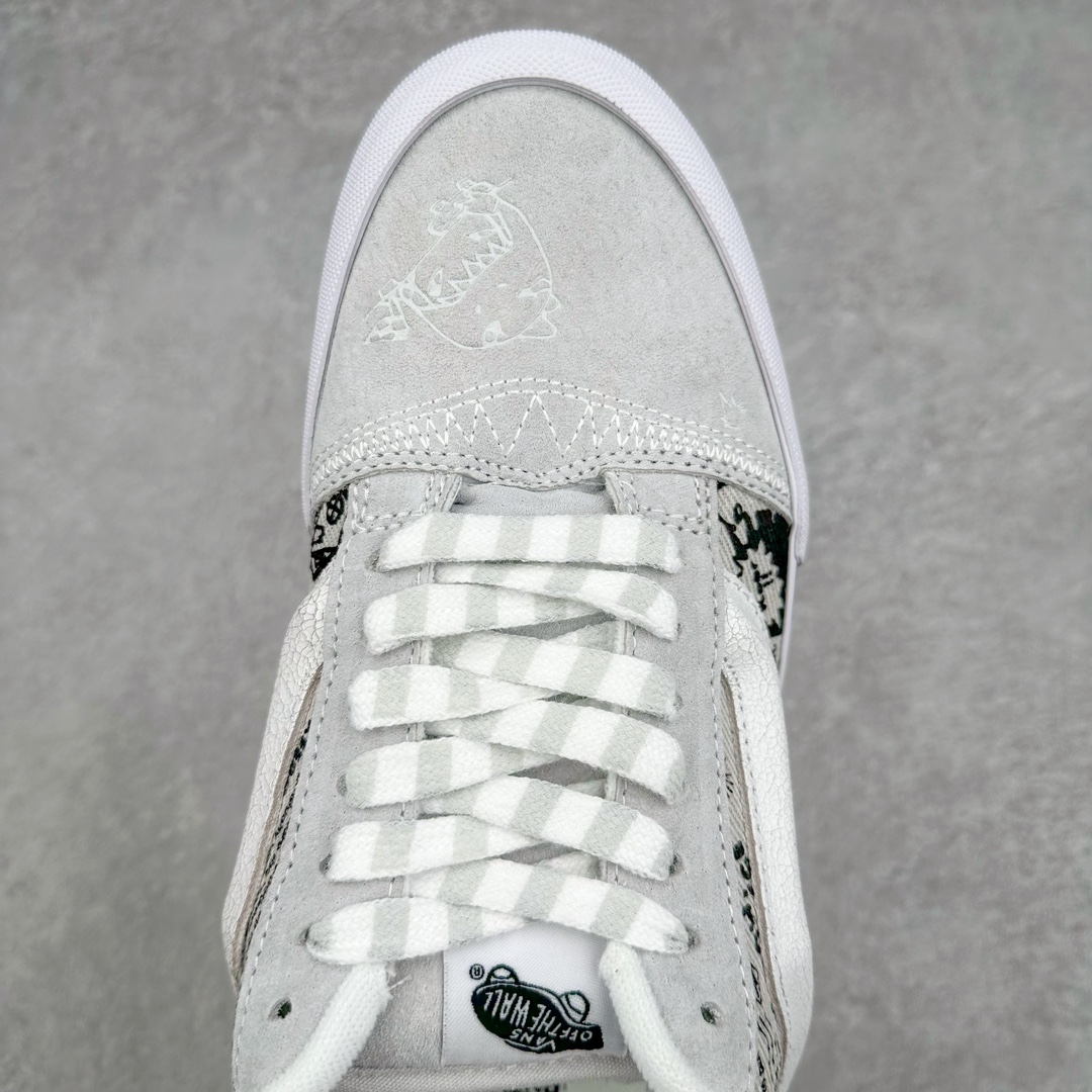 图片[4]-HIRONO x Vans Knu Skool 泡泡玛特小野联名 灰白涂鸦 此次VANS携手泡泡玛特爆款IP 太有看头了！ Vans超火的土豆鞋，复古经典，鞋头放大、包边上移加厚、鞋舌加厚。Vans Classics 经典支线土豆鞋 Knu Skool 是完美的平替版，是大众争相追捧的 “面包鞋” 尺码：35 36 36.5 37 38 38.5 39 40 40.5 41 42 42.5 43 44 45 工艺：硫化1：1（重量1：1、真标、原钢印、材质标、鞋型标、合格证）-选品中心