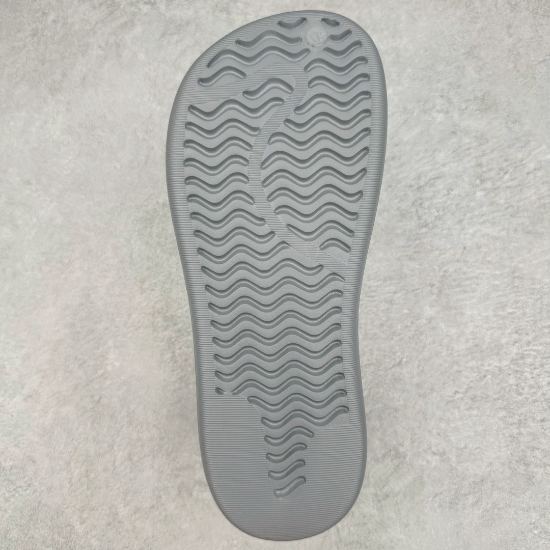 图片[9]-＃DC纯原 AD AdiFOM Superstar MULE 贝壳头版一脚蹬半拖鸭掌鞋拖鞋 灰银 IE0752 重金购入原鞋及原档案磨具生产指令开发 鞋头部位凹凸有致 横向大面积波浪纹理 后跟Logo 凹凸明显 轮廓分明 描漆定位精准 公整无偏差不溢出 LOGO内侧钢印清晰工整 原厂磨具全鞋无多余毛边 同源公司EVA粒子环保塑料 原厂指令配方 无任何异味 弹性卡色均保持原鞋一致 匠心打造 鞋口弧度大小 鞋面色泽质感同步原鞋 LOGO内侧钢印清晰工整 中底部分带原厂钢印编号 原厂Ortholite欧斯莱鞋垫 区别掉渣海玻璃鞋垫 吸汗防臭的效果无法相提并论 原厂定制原标 同比ZP 符合人体设计 产品基于标志性 Superstar 鞋款轮廓的同时 利用可再生的甘蔗加工物材料制成一体式泡沫鞋身 无鞋带设计更加方便穿脱 点睛之笔在于标志性的三道杠出现在鞋子的两侧 鞋跟贴片上饰有品牌标志性的三叶草压花 正常尺码 尺码：36 37 38 39 40 41 42 43 44 45-选品中心