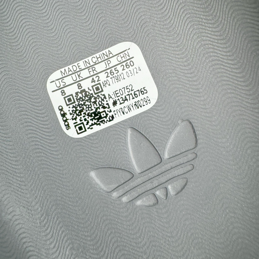 图片[13]-＃DC纯原 AD AdiFOM Superstar MULE 贝壳头版一脚蹬半拖鸭掌鞋拖鞋 灰银 IE0752 重金购入原鞋及原档案磨具生产指令开发 鞋头部位凹凸有致 横向大面积波浪纹理 后跟Logo 凹凸明显 轮廓分明 描漆定位精准 公整无偏差不溢出 LOGO内侧钢印清晰工整 原厂磨具全鞋无多余毛边 同源公司EVA粒子环保塑料 原厂指令配方 无任何异味 弹性卡色均保持原鞋一致 匠心打造 鞋口弧度大小 鞋面色泽质感同步原鞋 LOGO内侧钢印清晰工整 中底部分带原厂钢印编号 原厂Ortholite欧斯莱鞋垫 区别掉渣海玻璃鞋垫 吸汗防臭的效果无法相提并论 原厂定制原标 同比ZP 符合人体设计 产品基于标志性 Superstar 鞋款轮廓的同时 利用可再生的甘蔗加工物材料制成一体式泡沫鞋身 无鞋带设计更加方便穿脱 点睛之笔在于标志性的三道杠出现在鞋子的两侧 鞋跟贴片上饰有品牌标志性的三叶草压花 正常尺码 尺码：36 37 38 39 40 41 42 43 44 45-选品中心