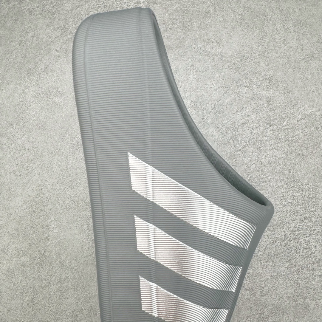 图片[6]-＃DC纯原 AD AdiFOM Superstar MULE 贝壳头版一脚蹬半拖鸭掌鞋拖鞋 灰银 IE0752 重金购入原鞋及原档案磨具生产指令开发 鞋头部位凹凸有致 横向大面积波浪纹理 后跟Logo 凹凸明显 轮廓分明 描漆定位精准 公整无偏差不溢出 LOGO内侧钢印清晰工整 原厂磨具全鞋无多余毛边 同源公司EVA粒子环保塑料 原厂指令配方 无任何异味 弹性卡色均保持原鞋一致 匠心打造 鞋口弧度大小 鞋面色泽质感同步原鞋 LOGO内侧钢印清晰工整 中底部分带原厂钢印编号 原厂Ortholite欧斯莱鞋垫 区别掉渣海玻璃鞋垫 吸汗防臭的效果无法相提并论 原厂定制原标 同比ZP 符合人体设计 产品基于标志性 Superstar 鞋款轮廓的同时 利用可再生的甘蔗加工物材料制成一体式泡沫鞋身 无鞋带设计更加方便穿脱 点睛之笔在于标志性的三道杠出现在鞋子的两侧 鞋跟贴片上饰有品牌标志性的三叶草压花 正常尺码 尺码：36 37 38 39 40 41 42 43 44 45-选品中心