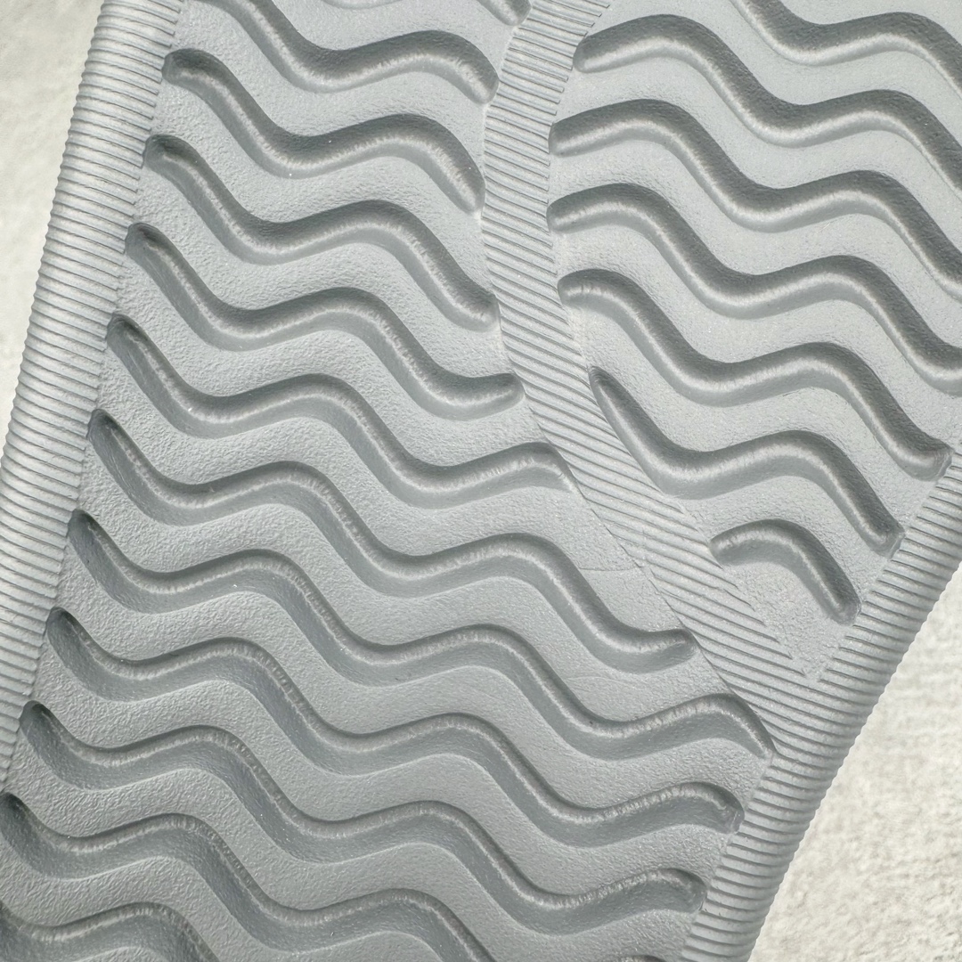 图片[10]-＃DC纯原 AD AdiFOM Superstar MULE 贝壳头版一脚蹬半拖鸭掌鞋拖鞋 灰银 IE0752 重金购入原鞋及原档案磨具生产指令开发 鞋头部位凹凸有致 横向大面积波浪纹理 后跟Logo 凹凸明显 轮廓分明 描漆定位精准 公整无偏差不溢出 LOGO内侧钢印清晰工整 原厂磨具全鞋无多余毛边 同源公司EVA粒子环保塑料 原厂指令配方 无任何异味 弹性卡色均保持原鞋一致 匠心打造 鞋口弧度大小 鞋面色泽质感同步原鞋 LOGO内侧钢印清晰工整 中底部分带原厂钢印编号 原厂Ortholite欧斯莱鞋垫 区别掉渣海玻璃鞋垫 吸汗防臭的效果无法相提并论 原厂定制原标 同比ZP 符合人体设计 产品基于标志性 Superstar 鞋款轮廓的同时 利用可再生的甘蔗加工物材料制成一体式泡沫鞋身 无鞋带设计更加方便穿脱 点睛之笔在于标志性的三道杠出现在鞋子的两侧 鞋跟贴片上饰有品牌标志性的三叶草压花 正常尺码 尺码：36 37 38 39 40 41 42 43 44 45-选品中心