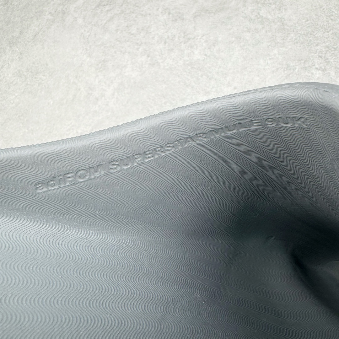 图片[14]-＃DC纯原 AD AdiFOM Superstar MULE 贝壳头版一脚蹬半拖鸭掌鞋拖鞋 灰银 IE0752 重金购入原鞋及原档案磨具生产指令开发 鞋头部位凹凸有致 横向大面积波浪纹理 后跟Logo 凹凸明显 轮廓分明 描漆定位精准 公整无偏差不溢出 LOGO内侧钢印清晰工整 原厂磨具全鞋无多余毛边 同源公司EVA粒子环保塑料 原厂指令配方 无任何异味 弹性卡色均保持原鞋一致 匠心打造 鞋口弧度大小 鞋面色泽质感同步原鞋 LOGO内侧钢印清晰工整 中底部分带原厂钢印编号 原厂Ortholite欧斯莱鞋垫 区别掉渣海玻璃鞋垫 吸汗防臭的效果无法相提并论 原厂定制原标 同比ZP 符合人体设计 产品基于标志性 Superstar 鞋款轮廓的同时 利用可再生的甘蔗加工物材料制成一体式泡沫鞋身 无鞋带设计更加方便穿脱 点睛之笔在于标志性的三道杠出现在鞋子的两侧 鞋跟贴片上饰有品牌标志性的三叶草压花 正常尺码 尺码：36 37 38 39 40 41 42 43 44 45-选品中心