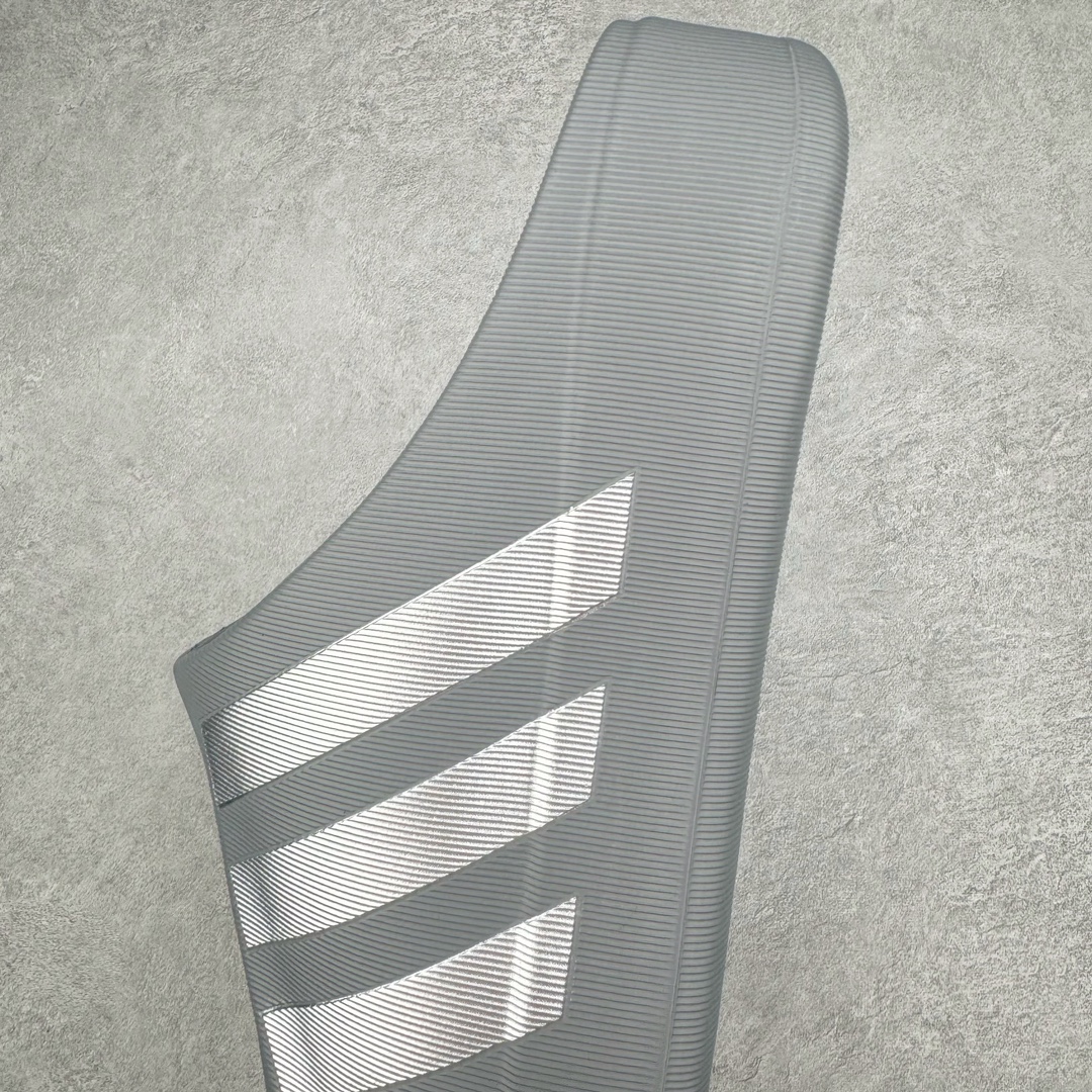 图片[7]-＃DC纯原 AD AdiFOM Superstar MULE 贝壳头版一脚蹬半拖鸭掌鞋拖鞋 灰银 IE0752 重金购入原鞋及原档案磨具生产指令开发 鞋头部位凹凸有致 横向大面积波浪纹理 后跟Logo 凹凸明显 轮廓分明 描漆定位精准 公整无偏差不溢出 LOGO内侧钢印清晰工整 原厂磨具全鞋无多余毛边 同源公司EVA粒子环保塑料 原厂指令配方 无任何异味 弹性卡色均保持原鞋一致 匠心打造 鞋口弧度大小 鞋面色泽质感同步原鞋 LOGO内侧钢印清晰工整 中底部分带原厂钢印编号 原厂Ortholite欧斯莱鞋垫 区别掉渣海玻璃鞋垫 吸汗防臭的效果无法相提并论 原厂定制原标 同比ZP 符合人体设计 产品基于标志性 Superstar 鞋款轮廓的同时 利用可再生的甘蔗加工物材料制成一体式泡沫鞋身 无鞋带设计更加方便穿脱 点睛之笔在于标志性的三道杠出现在鞋子的两侧 鞋跟贴片上饰有品牌标志性的三叶草压花 正常尺码 尺码：36 37 38 39 40 41 42 43 44 45-选品中心