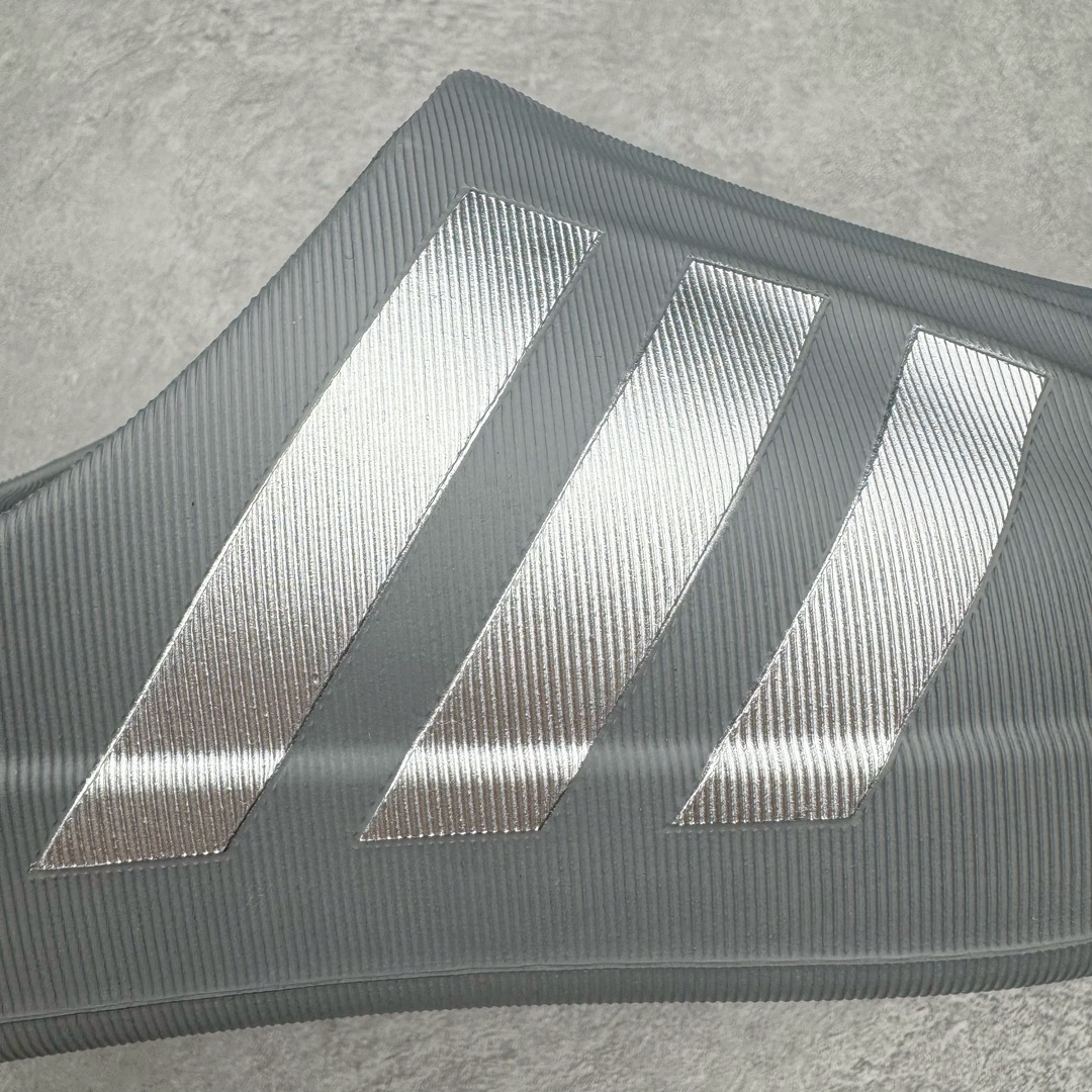 图片[11]-＃DC纯原 AD AdiFOM Superstar MULE 贝壳头版一脚蹬半拖鸭掌鞋拖鞋 灰银 IE0752 重金购入原鞋及原档案磨具生产指令开发 鞋头部位凹凸有致 横向大面积波浪纹理 后跟Logo 凹凸明显 轮廓分明 描漆定位精准 公整无偏差不溢出 LOGO内侧钢印清晰工整 原厂磨具全鞋无多余毛边 同源公司EVA粒子环保塑料 原厂指令配方 无任何异味 弹性卡色均保持原鞋一致 匠心打造 鞋口弧度大小 鞋面色泽质感同步原鞋 LOGO内侧钢印清晰工整 中底部分带原厂钢印编号 原厂Ortholite欧斯莱鞋垫 区别掉渣海玻璃鞋垫 吸汗防臭的效果无法相提并论 原厂定制原标 同比ZP 符合人体设计 产品基于标志性 Superstar 鞋款轮廓的同时 利用可再生的甘蔗加工物材料制成一体式泡沫鞋身 无鞋带设计更加方便穿脱 点睛之笔在于标志性的三道杠出现在鞋子的两侧 鞋跟贴片上饰有品牌标志性的三叶草压花 正常尺码 尺码：36 37 38 39 40 41 42 43 44 45-选品中心