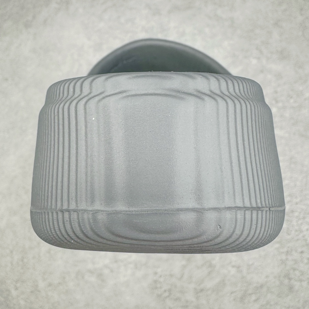 图片[8]-＃DC纯原 AD AdiFOM Superstar MULE 贝壳头版一脚蹬半拖鸭掌鞋拖鞋 灰银 IE0752 重金购入原鞋及原档案磨具生产指令开发 鞋头部位凹凸有致 横向大面积波浪纹理 后跟Logo 凹凸明显 轮廓分明 描漆定位精准 公整无偏差不溢出 LOGO内侧钢印清晰工整 原厂磨具全鞋无多余毛边 同源公司EVA粒子环保塑料 原厂指令配方 无任何异味 弹性卡色均保持原鞋一致 匠心打造 鞋口弧度大小 鞋面色泽质感同步原鞋 LOGO内侧钢印清晰工整 中底部分带原厂钢印编号 原厂Ortholite欧斯莱鞋垫 区别掉渣海玻璃鞋垫 吸汗防臭的效果无法相提并论 原厂定制原标 同比ZP 符合人体设计 产品基于标志性 Superstar 鞋款轮廓的同时 利用可再生的甘蔗加工物材料制成一体式泡沫鞋身 无鞋带设计更加方便穿脱 点睛之笔在于标志性的三道杠出现在鞋子的两侧 鞋跟贴片上饰有品牌标志性的三叶草压花 正常尺码 尺码：36 37 38 39 40 41 42 43 44 45-选品中心