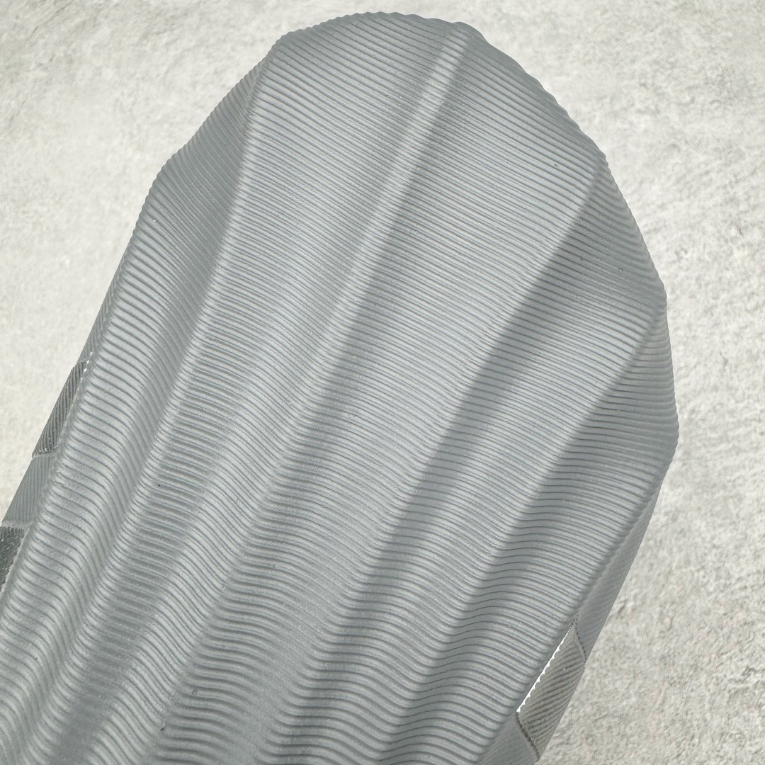 图片[12]-＃DC纯原 AD AdiFOM Superstar MULE 贝壳头版一脚蹬半拖鸭掌鞋拖鞋 灰银 IE0752 重金购入原鞋及原档案磨具生产指令开发 鞋头部位凹凸有致 横向大面积波浪纹理 后跟Logo 凹凸明显 轮廓分明 描漆定位精准 公整无偏差不溢出 LOGO内侧钢印清晰工整 原厂磨具全鞋无多余毛边 同源公司EVA粒子环保塑料 原厂指令配方 无任何异味 弹性卡色均保持原鞋一致 匠心打造 鞋口弧度大小 鞋面色泽质感同步原鞋 LOGO内侧钢印清晰工整 中底部分带原厂钢印编号 原厂Ortholite欧斯莱鞋垫 区别掉渣海玻璃鞋垫 吸汗防臭的效果无法相提并论 原厂定制原标 同比ZP 符合人体设计 产品基于标志性 Superstar 鞋款轮廓的同时 利用可再生的甘蔗加工物材料制成一体式泡沫鞋身 无鞋带设计更加方便穿脱 点睛之笔在于标志性的三道杠出现在鞋子的两侧 鞋跟贴片上饰有品牌标志性的三叶草压花 正常尺码 尺码：36 37 38 39 40 41 42 43 44 45-选品中心