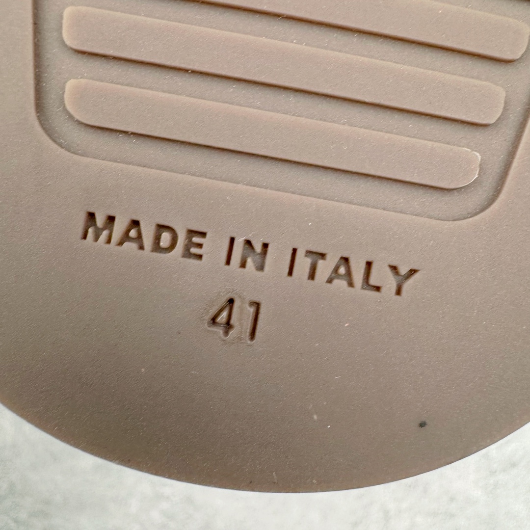 图片[18]-＃GD广顶 BALENCIAGA Sunday Mules 巴黎世家包头五指鞋 灵感正是源自于勃肯最具标志性的鞋款 Boston 无论是圆润的包头设计 还是脚背的搭扣 这些标志性元素均得以保留 只是鞋头被魔改为 BALENCIAGA 近两年颇具辨识度的五指轮廓 极具致敬玩味 或许是因为外观与原版过于相似 再加上 BALENCIAGA 的独特审美风格加持 Sunday Mule 无疑是将勃肯鞋的热度提升了一个层次 尺码：35 36 37 38 39 40 41 42 43 44 45-选品中心