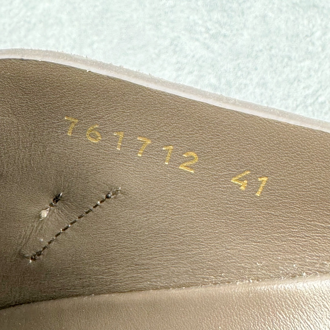 图片[12]-＃GD广顶 BALENCIAGA Sunday Mules 巴黎世家包头五指鞋 灵感正是源自于勃肯最具标志性的鞋款 Boston 无论是圆润的包头设计 还是脚背的搭扣 这些标志性元素均得以保留 只是鞋头被魔改为 BALENCIAGA 近两年颇具辨识度的五指轮廓 极具致敬玩味 或许是因为外观与原版过于相似 再加上 BALENCIAGA 的独特审美风格加持 Sunday Mule 无疑是将勃肯鞋的热度提升了一个层次 尺码：35 36 37 38 39 40 41 42 43 44 45-选品中心