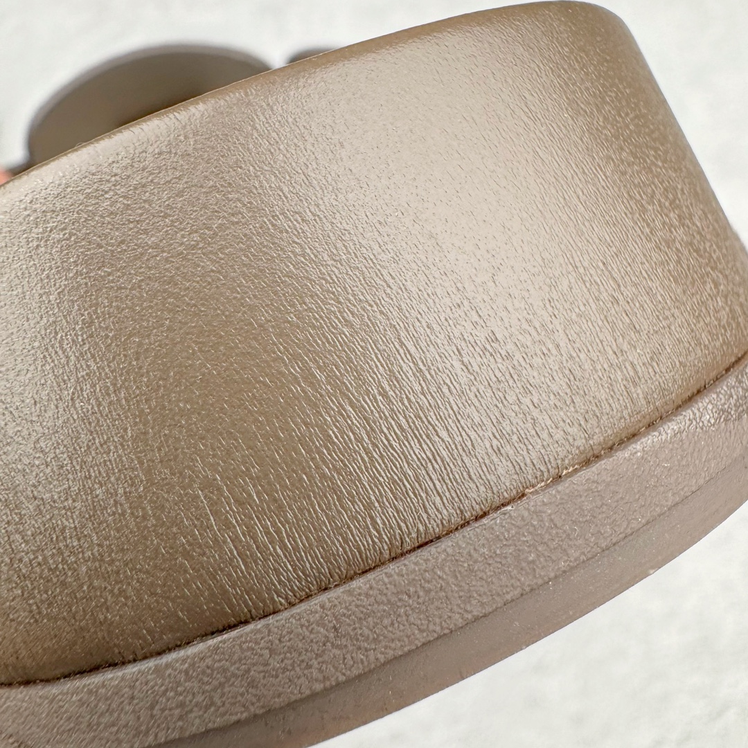 图片[10]-＃GD广顶 BALENCIAGA Sunday Mules 巴黎世家包头五指鞋 灵感正是源自于勃肯最具标志性的鞋款 Boston 无论是圆润的包头设计 还是脚背的搭扣 这些标志性元素均得以保留 只是鞋头被魔改为 BALENCIAGA 近两年颇具辨识度的五指轮廓 极具致敬玩味 或许是因为外观与原版过于相似 再加上 BALENCIAGA 的独特审美风格加持 Sunday Mule 无疑是将勃肯鞋的热度提升了一个层次 尺码：35 36 37 38 39 40 41 42 43 44 45-选品中心