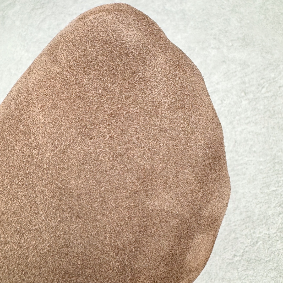 图片[16]-＃GD广顶 BALENCIAGA Sunday Mules 巴黎世家包头五指鞋 灵感正是源自于勃肯最具标志性的鞋款 Boston 无论是圆润的包头设计 还是脚背的搭扣 这些标志性元素均得以保留 只是鞋头被魔改为 BALENCIAGA 近两年颇具辨识度的五指轮廓 极具致敬玩味 或许是因为外观与原版过于相似 再加上 BALENCIAGA 的独特审美风格加持 Sunday Mule 无疑是将勃肯鞋的热度提升了一个层次 尺码：35 36 37 38 39 40 41 42 43 44 45-选品中心