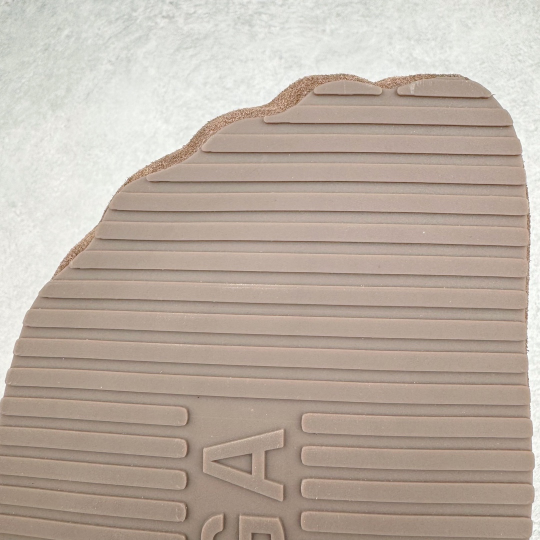 图片[15]-＃GD广顶 BALENCIAGA Sunday Mules 巴黎世家包头五指鞋 灵感正是源自于勃肯最具标志性的鞋款 Boston 无论是圆润的包头设计 还是脚背的搭扣 这些标志性元素均得以保留 只是鞋头被魔改为 BALENCIAGA 近两年颇具辨识度的五指轮廓 极具致敬玩味 或许是因为外观与原版过于相似 再加上 BALENCIAGA 的独特审美风格加持 Sunday Mule 无疑是将勃肯鞋的热度提升了一个层次 尺码：35 36 37 38 39 40 41 42 43 44 45-选品中心