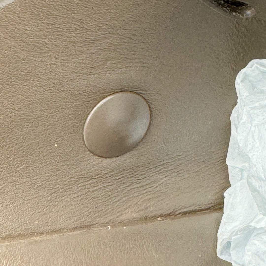 图片[19]-＃GD广顶 BALENCIAGA Sunday Mules 巴黎世家包头五指鞋 灵感正是源自于勃肯最具标志性的鞋款 Boston 无论是圆润的包头设计 还是脚背的搭扣 这些标志性元素均得以保留 只是鞋头被魔改为 BALENCIAGA 近两年颇具辨识度的五指轮廓 极具致敬玩味 或许是因为外观与原版过于相似 再加上 BALENCIAGA 的独特审美风格加持 Sunday Mule 无疑是将勃肯鞋的热度提升了一个层次 尺码：35 36 37 38 39 40 41 42 43 44 45-选品中心