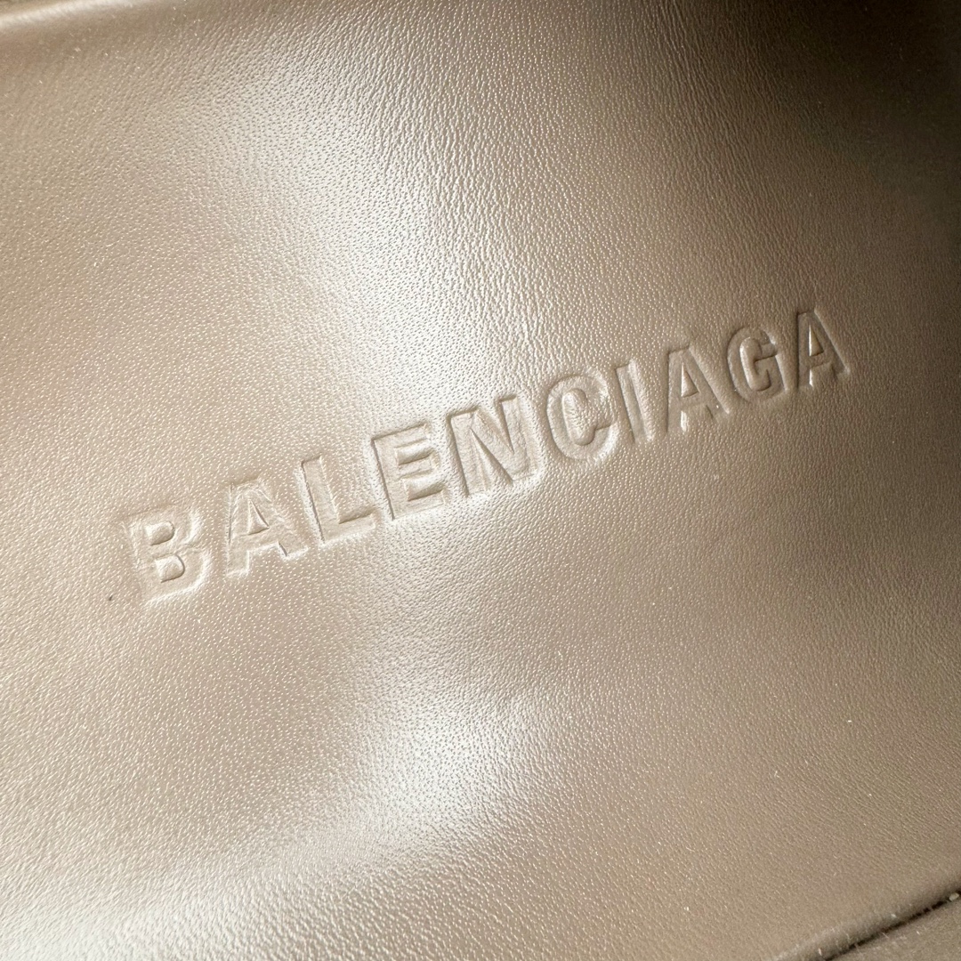 图片[11]-＃GD广顶 BALENCIAGA Sunday Mules 巴黎世家包头五指鞋 灵感正是源自于勃肯最具标志性的鞋款 Boston 无论是圆润的包头设计 还是脚背的搭扣 这些标志性元素均得以保留 只是鞋头被魔改为 BALENCIAGA 近两年颇具辨识度的五指轮廓 极具致敬玩味 或许是因为外观与原版过于相似 再加上 BALENCIAGA 的独特审美风格加持 Sunday Mule 无疑是将勃肯鞋的热度提升了一个层次 尺码：35 36 37 38 39 40 41 42 43 44 45-选品中心