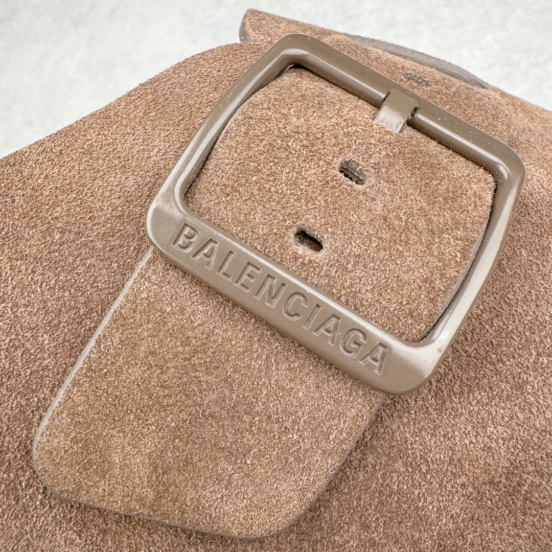 图片[14]-＃GD广顶 BALENCIAGA Sunday Mules 巴黎世家包头五指鞋 灵感正是源自于勃肯最具标志性的鞋款 Boston 无论是圆润的包头设计 还是脚背的搭扣 这些标志性元素均得以保留 只是鞋头被魔改为 BALENCIAGA 近两年颇具辨识度的五指轮廓 极具致敬玩味 或许是因为外观与原版过于相似 再加上 BALENCIAGA 的独特审美风格加持 Sunday Mule 无疑是将勃肯鞋的热度提升了一个层次 尺码：35 36 37 38 39 40 41 42 43 44 45-选品中心