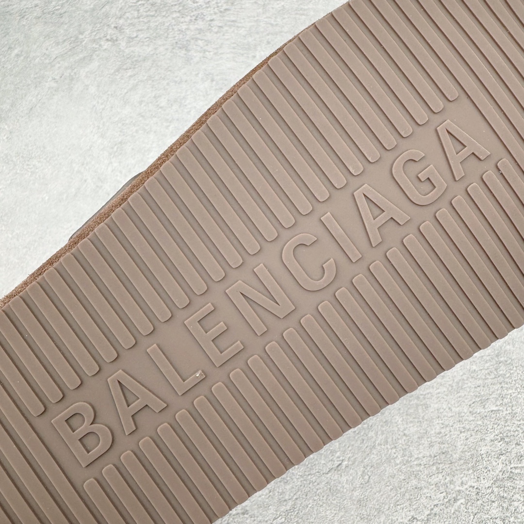 图片[17]-＃GD广顶 BALENCIAGA Sunday Mules 巴黎世家包头五指鞋 灵感正是源自于勃肯最具标志性的鞋款 Boston 无论是圆润的包头设计 还是脚背的搭扣 这些标志性元素均得以保留 只是鞋头被魔改为 BALENCIAGA 近两年颇具辨识度的五指轮廓 极具致敬玩味 或许是因为外观与原版过于相似 再加上 BALENCIAGA 的独特审美风格加持 Sunday Mule 无疑是将勃肯鞋的热度提升了一个层次 尺码：35 36 37 38 39 40 41 42 43 44 45-选品中心