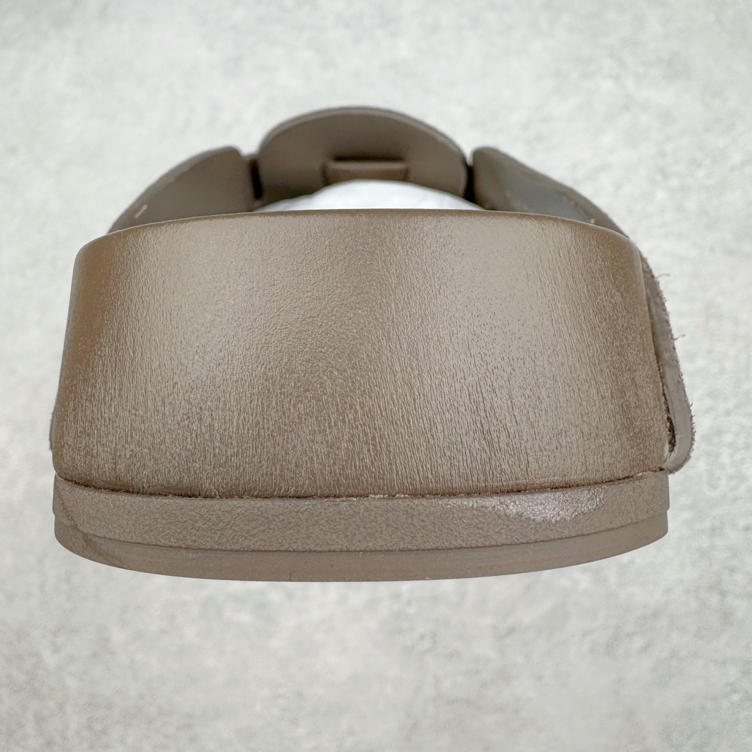 图片[8]-＃GD广顶 BALENCIAGA Sunday Mules 巴黎世家包头五指鞋 灵感正是源自于勃肯最具标志性的鞋款 Boston 无论是圆润的包头设计 还是脚背的搭扣 这些标志性元素均得以保留 只是鞋头被魔改为 BALENCIAGA 近两年颇具辨识度的五指轮廓 极具致敬玩味 或许是因为外观与原版过于相似 再加上 BALENCIAGA 的独特审美风格加持 Sunday Mule 无疑是将勃肯鞋的热度提升了一个层次 尺码：35 36 37 38 39 40 41 42 43 44 45-选品中心