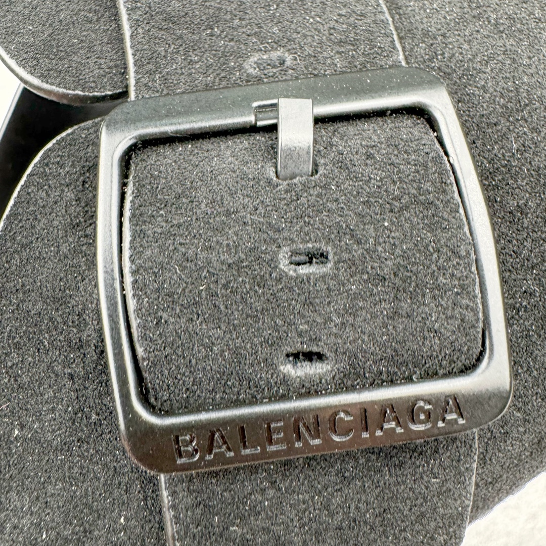图片[13]-＃GD广顶 BALENCIAGA Sunday Mules 巴黎世家包头五指鞋 灵感正是源自于勃肯最具标志性的鞋款 Boston 无论是圆润的包头设计 还是脚背的搭扣 这些标志性元素均得以保留 只是鞋头被魔改为 BALENCIAGA 近两年颇具辨识度的五指轮廓 极具致敬玩味 或许是因为外观与原版过于相似 再加上 BALENCIAGA 的独特审美风格加持 Sunday Mule 无疑是将勃肯鞋的热度提升了一个层次 尺码：35 36 37 38 39 40 41 42 43 44 45-选品中心
