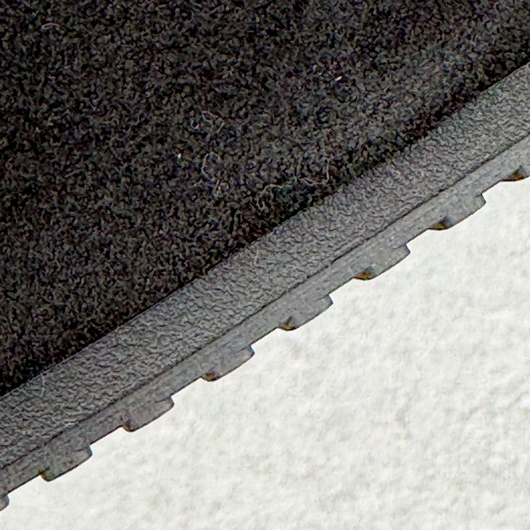 图片[21]-＃GD广顶 BALENCIAGA Sunday Mules 巴黎世家包头五指鞋 灵感正是源自于勃肯最具标志性的鞋款 Boston 无论是圆润的包头设计 还是脚背的搭扣 这些标志性元素均得以保留 只是鞋头被魔改为 BALENCIAGA 近两年颇具辨识度的五指轮廓 极具致敬玩味 或许是因为外观与原版过于相似 再加上 BALENCIAGA 的独特审美风格加持 Sunday Mule 无疑是将勃肯鞋的热度提升了一个层次 尺码：35 36 37 38 39 40 41 42 43 44 45-选品中心