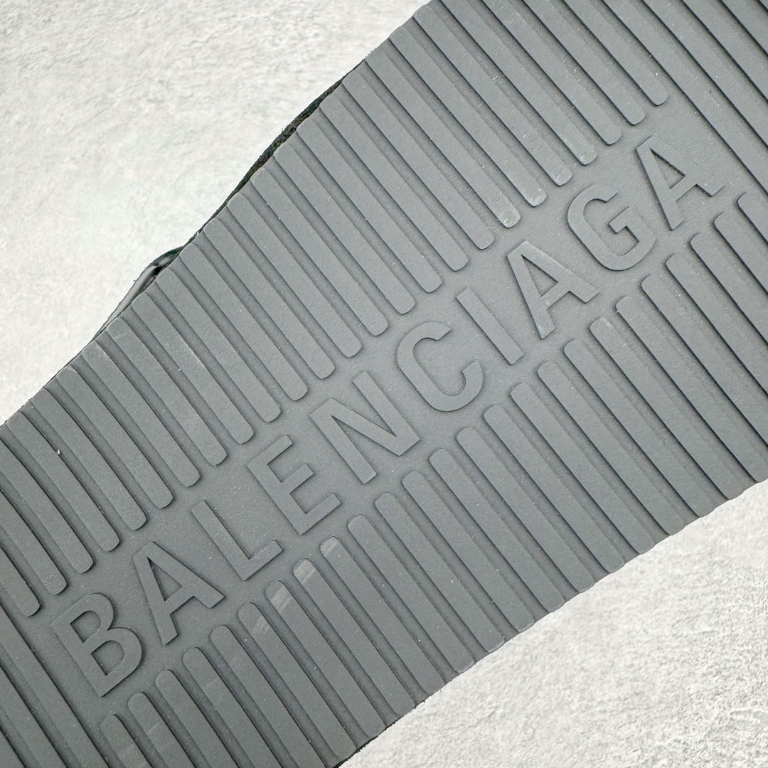 图片[15]-＃GD广顶 BALENCIAGA Sunday Mules 巴黎世家包头五指鞋 灵感正是源自于勃肯最具标志性的鞋款 Boston 无论是圆润的包头设计 还是脚背的搭扣 这些标志性元素均得以保留 只是鞋头被魔改为 BALENCIAGA 近两年颇具辨识度的五指轮廓 极具致敬玩味 或许是因为外观与原版过于相似 再加上 BALENCIAGA 的独特审美风格加持 Sunday Mule 无疑是将勃肯鞋的热度提升了一个层次 尺码：35 36 37 38 39 40 41 42 43 44 45-选品中心