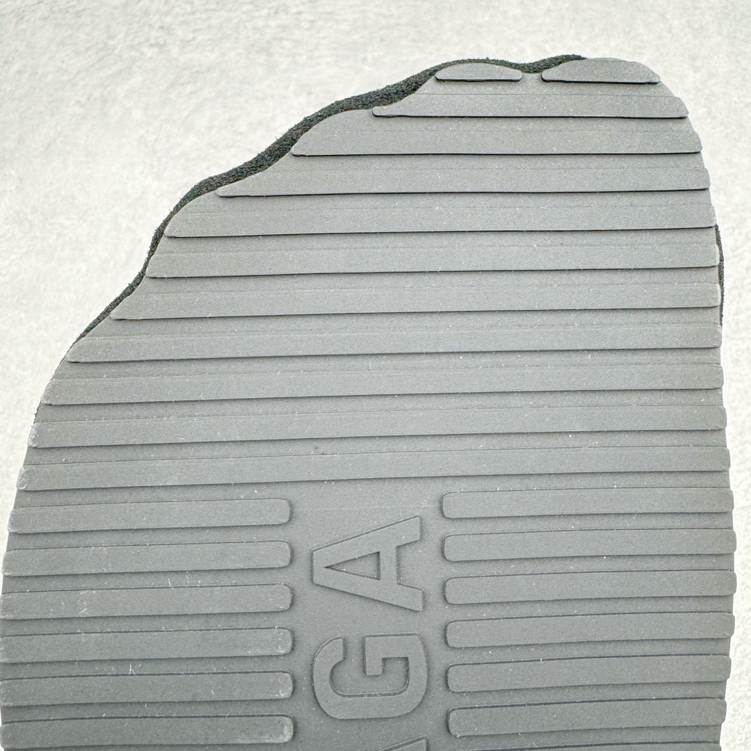 图片[14]-＃GD广顶 BALENCIAGA Sunday Mules 巴黎世家包头五指鞋 灵感正是源自于勃肯最具标志性的鞋款 Boston 无论是圆润的包头设计 还是脚背的搭扣 这些标志性元素均得以保留 只是鞋头被魔改为 BALENCIAGA 近两年颇具辨识度的五指轮廓 极具致敬玩味 或许是因为外观与原版过于相似 再加上 BALENCIAGA 的独特审美风格加持 Sunday Mule 无疑是将勃肯鞋的热度提升了一个层次 尺码：35 36 37 38 39 40 41 42 43 44 45-选品中心