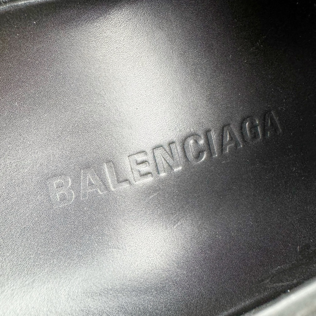 图片[18]-＃GD广顶 BALENCIAGA Sunday Mules 巴黎世家包头五指鞋 灵感正是源自于勃肯最具标志性的鞋款 Boston 无论是圆润的包头设计 还是脚背的搭扣 这些标志性元素均得以保留 只是鞋头被魔改为 BALENCIAGA 近两年颇具辨识度的五指轮廓 极具致敬玩味 或许是因为外观与原版过于相似 再加上 BALENCIAGA 的独特审美风格加持 Sunday Mule 无疑是将勃肯鞋的热度提升了一个层次 尺码：35 36 37 38 39 40 41 42 43 44 45-选品中心