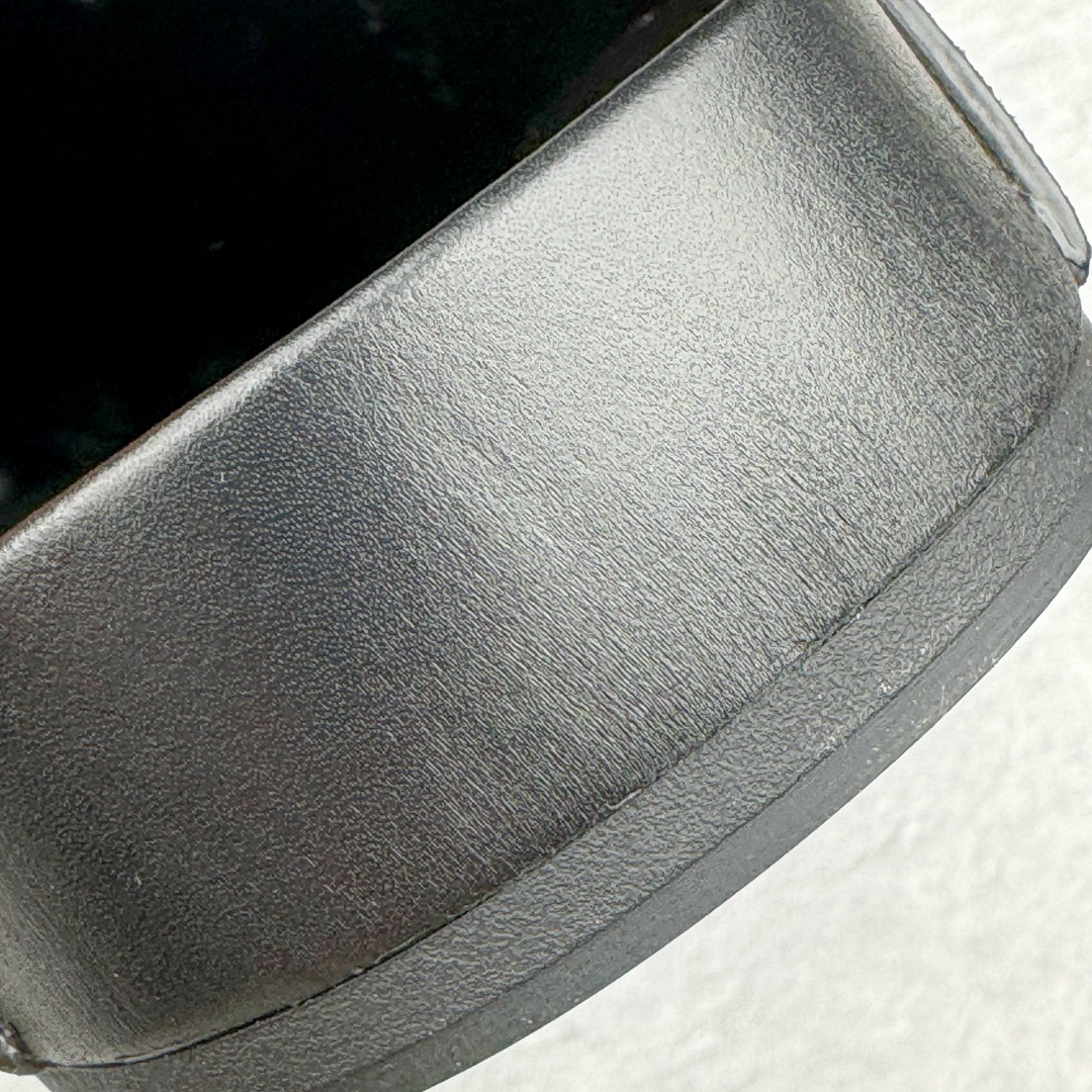 图片[20]-＃GD广顶 BALENCIAGA Sunday Mules 巴黎世家包头五指鞋 灵感正是源自于勃肯最具标志性的鞋款 Boston 无论是圆润的包头设计 还是脚背的搭扣 这些标志性元素均得以保留 只是鞋头被魔改为 BALENCIAGA 近两年颇具辨识度的五指轮廓 极具致敬玩味 或许是因为外观与原版过于相似 再加上 BALENCIAGA 的独特审美风格加持 Sunday Mule 无疑是将勃肯鞋的热度提升了一个层次 尺码：35 36 37 38 39 40 41 42 43 44 45-选品中心