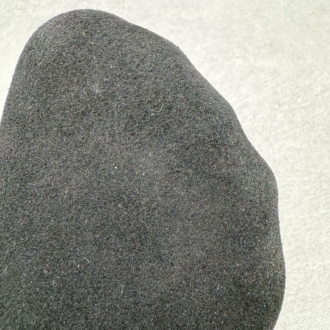 图片[10]-＃GD广顶 BALENCIAGA Sunday Mules 巴黎世家包头五指鞋 灵感正是源自于勃肯最具标志性的鞋款 Boston 无论是圆润的包头设计 还是脚背的搭扣 这些标志性元素均得以保留 只是鞋头被魔改为 BALENCIAGA 近两年颇具辨识度的五指轮廓 极具致敬玩味 或许是因为外观与原版过于相似 再加上 BALENCIAGA 的独特审美风格加持 Sunday Mule 无疑是将勃肯鞋的热度提升了一个层次 尺码：35 36 37 38 39 40 41 42 43 44 45-选品中心