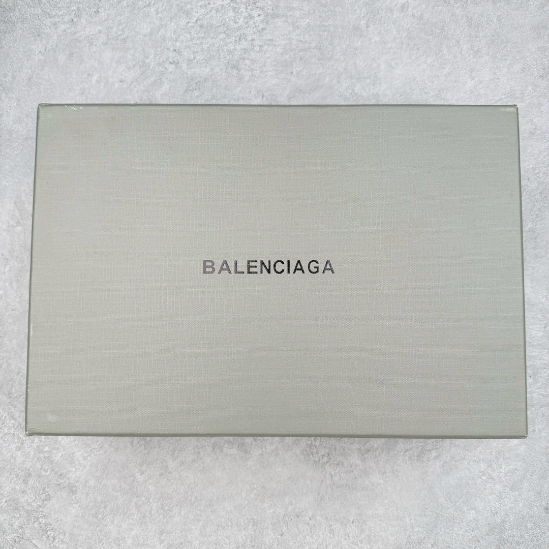图片[22]-＃GD广顶 BALENCIAGA Sunday Mules 巴黎世家包头五指鞋 灵感正是源自于勃肯最具标志性的鞋款 Boston 无论是圆润的包头设计 还是脚背的搭扣 这些标志性元素均得以保留 只是鞋头被魔改为 BALENCIAGA 近两年颇具辨识度的五指轮廓 极具致敬玩味 或许是因为外观与原版过于相似 再加上 BALENCIAGA 的独特审美风格加持 Sunday Mule 无疑是将勃肯鞋的热度提升了一个层次 尺码：35 36 37 38 39 40 41 42 43 44 45-选品中心