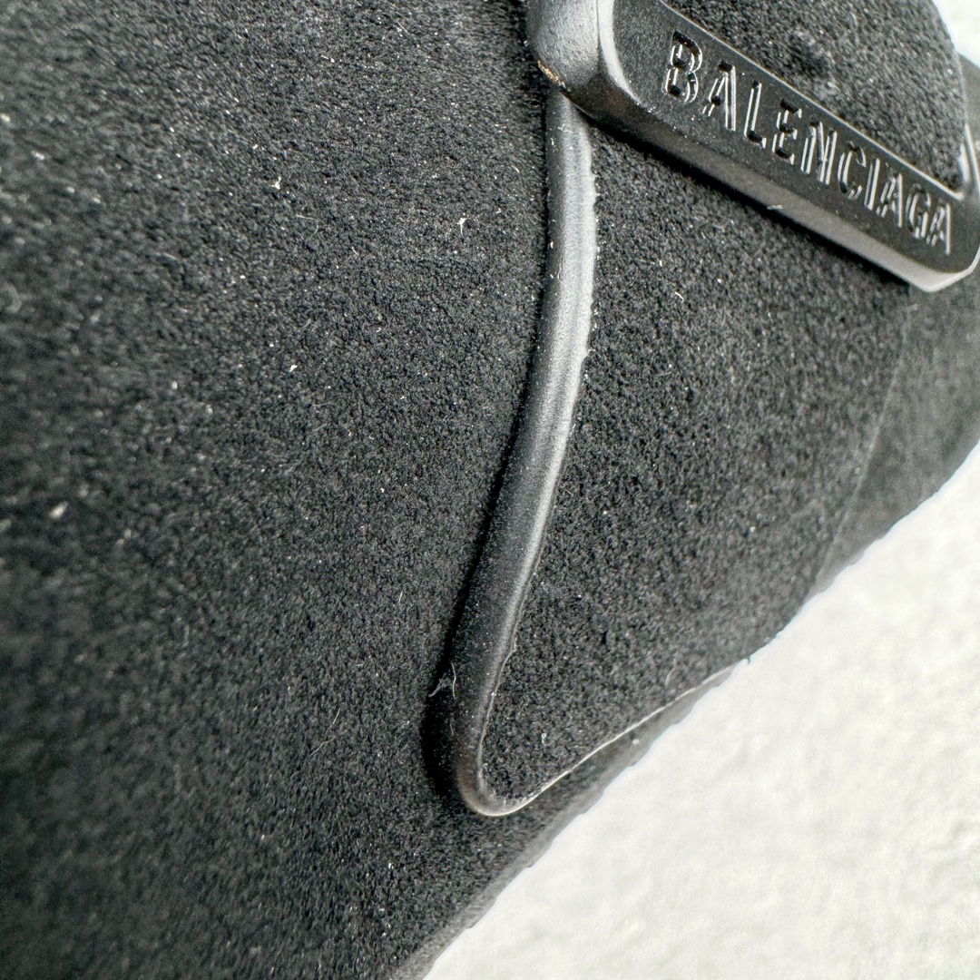 图片[12]-＃GD广顶 BALENCIAGA Sunday Mules 巴黎世家包头五指鞋 灵感正是源自于勃肯最具标志性的鞋款 Boston 无论是圆润的包头设计 还是脚背的搭扣 这些标志性元素均得以保留 只是鞋头被魔改为 BALENCIAGA 近两年颇具辨识度的五指轮廓 极具致敬玩味 或许是因为外观与原版过于相似 再加上 BALENCIAGA 的独特审美风格加持 Sunday Mule 无疑是将勃肯鞋的热度提升了一个层次 尺码：35 36 37 38 39 40 41 42 43 44 45-选品中心