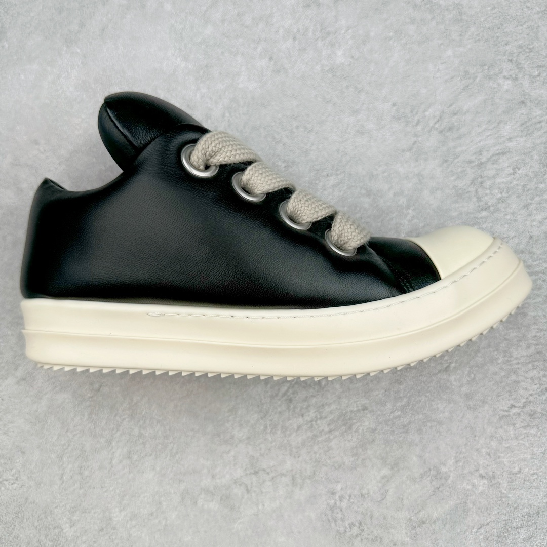 ＃GD广顶 Rick Owens FW23 LUXOR 瑞克·欧文斯低帮皮面时尚运动板鞋面包鞋 黑白 二级市场已经7K以上 平台客户随意卖四位数 RO广东原厂出品 纯原天花板 原版一比一复刻 冲正绝不翻车 还原度达到百分之98以上 原楦开发纸版版型 ZP拆解原版1：1复模裁片纸版 力求做到0错位 这样才能达到和zp一致的鞋型味道 采用进口cnc数控机床开发对版独家tpu奶香大底 区别于市场所有版本 zp同源定制尼龙布 达到和zp一致手感 原厂进口细纹布 万邦订购原厂高弹粉红色海绵 内里搭配软质细腻羊皮 TPU高密度大底 软硬度透光度高已经测试和原版一致 尺码：39 40 41 42 43 44 45 46-选品中心