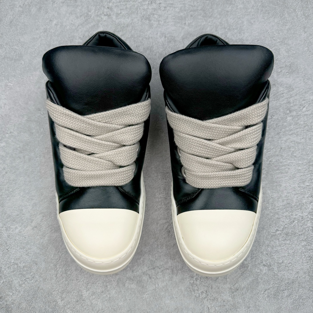 图片[2]-＃GD广顶 Rick Owens FW23 LUXOR 瑞克·欧文斯低帮皮面时尚运动板鞋面包鞋 黑白 二级市场已经7K以上 平台客户随意卖四位数 RO广东原厂出品 纯原天花板 原版一比一复刻 冲正绝不翻车 还原度达到百分之98以上 原楦开发纸版版型 ZP拆解原版1：1复模裁片纸版 力求做到0错位 这样才能达到和zp一致的鞋型味道 采用进口cnc数控机床开发对版独家tpu奶香大底 区别于市场所有版本 zp同源定制尼龙布 达到和zp一致手感 原厂进口细纹布 万邦订购原厂高弹粉红色海绵 内里搭配软质细腻羊皮 TPU高密度大底 软硬度透光度高已经测试和原版一致 尺码：39 40 41 42 43 44 45 46-选品中心