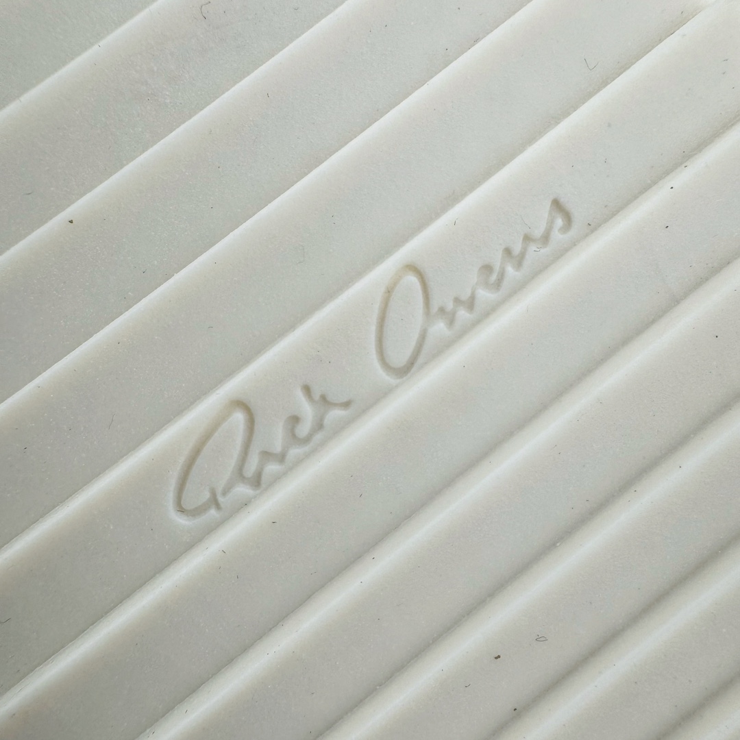 图片[17]-＃GD广顶 Rick Owens FW23 LUXOR 瑞克·欧文斯低帮皮面时尚运动板鞋面包鞋 黑白 二级市场已经7K以上 平台客户随意卖四位数 RO广东原厂出品 纯原天花板 原版一比一复刻 冲正绝不翻车 还原度达到百分之98以上 原楦开发纸版版型 ZP拆解原版1：1复模裁片纸版 力求做到0错位 这样才能达到和zp一致的鞋型味道 采用进口cnc数控机床开发对版独家tpu奶香大底 区别于市场所有版本 zp同源定制尼龙布 达到和zp一致手感 原厂进口细纹布 万邦订购原厂高弹粉红色海绵 内里搭配软质细腻羊皮 TPU高密度大底 软硬度透光度高已经测试和原版一致 尺码：39 40 41 42 43 44 45 46-选品中心