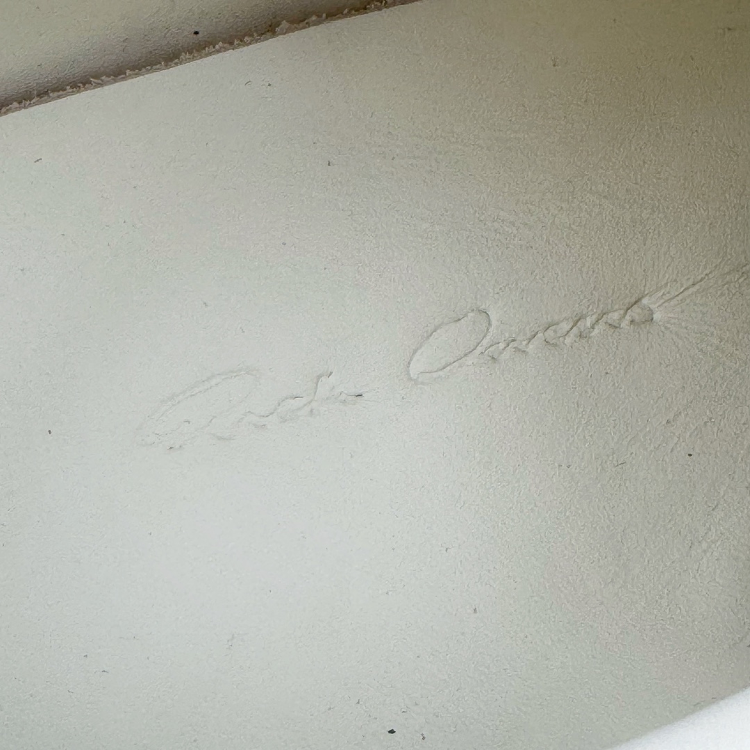 图片[11]-＃GD广顶 Rick Owens Edfu 瑞克·欧文斯低帮皮面时尚运动板鞋 奶白 二级市场已经7K以上 平台客户随意卖四位数 RO广东原厂出品 纯原天花板 原版一比一复刻 冲正绝不翻车 还原度达到百分之98以上 原楦开发纸版版型 ZP拆解原版1：1复模裁片纸版 力求做到0错位 这样才能达到和zp一致的鞋型味道 采用进口cnc数控机床开发对版独家tpu奶香大底 区别于市场所有版本 zp同源全头层粒面小牛皮 达到和zp一致手感 原厂进口细纹布 万邦订购原厂高弹粉红色海绵 内里搭配软质细腻羊皮 TPU高密度大底 软硬度透光度高已经测试和原版一致 尺码：39 40 41 42 43 44 45 46-选品中心