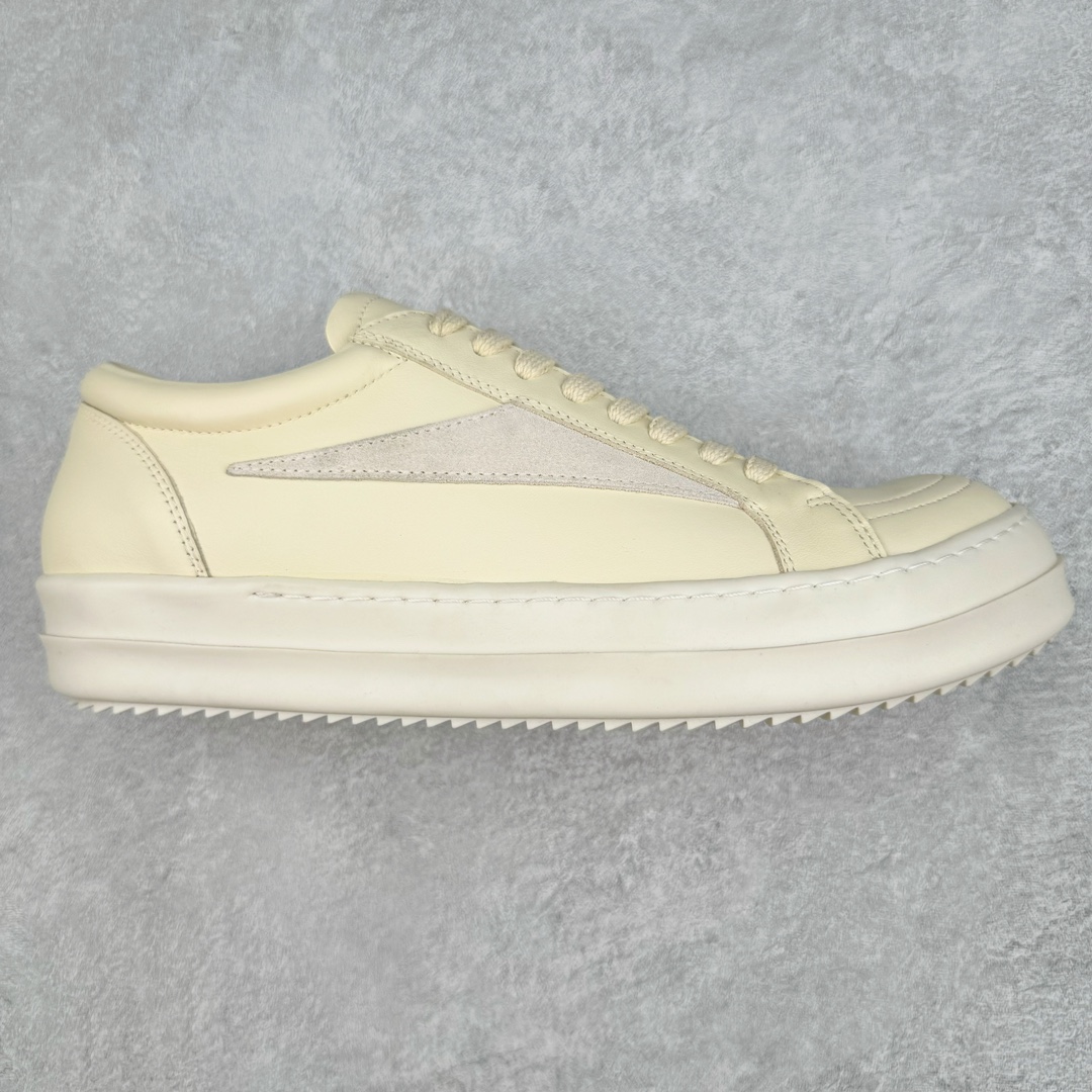 ＃GD广顶 Rick Owens Edfu 瑞克·欧文斯低帮皮面时尚运动板鞋 奶白 二级市场已经7K以上 平台客户随意卖四位数 RO广东原厂出品 纯原天花板 原版一比一复刻 冲正绝不翻车 还原度达到百分之98以上 原楦开发纸版版型 ZP拆解原版1：1复模裁片纸版 力求做到0错位 这样才能达到和zp一致的鞋型味道 采用进口cnc数控机床开发对版独家tpu奶香大底 区别于市场所有版本 zp同源全头层粒面小牛皮 达到和zp一致手感 原厂进口细纹布 万邦订购原厂高弹粉红色海绵 内里搭配软质细腻羊皮 TPU高密度大底 软硬度透光度高已经测试和原版一致 尺码：39 40 41 42 43 44 45 46-选品中心