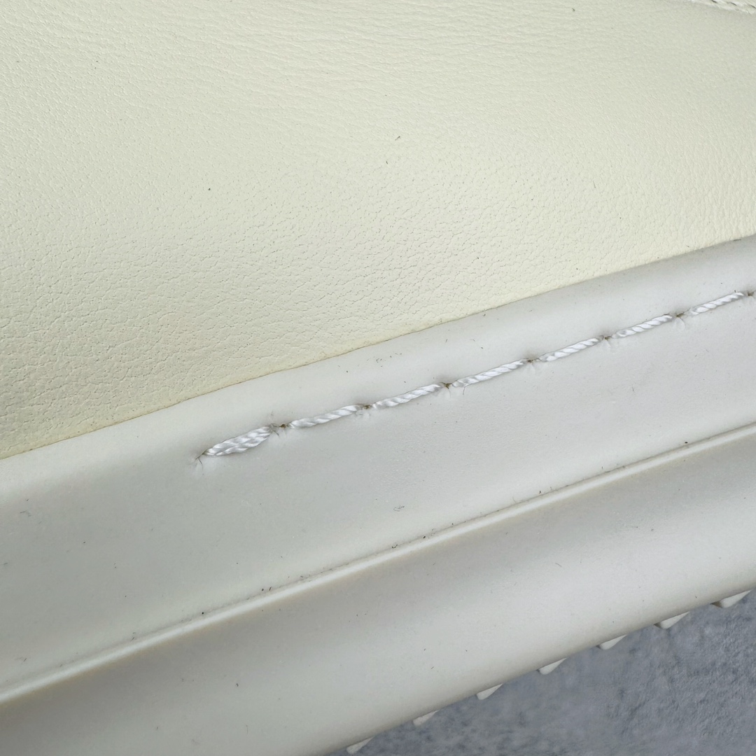 图片[17]-＃GD广顶 Rick Owens Drkshdw 瑞克·欧文斯低帮皮面时尚运动板鞋 奶白 二级市场已经7K以上 平台客户随意卖四位数 RO广东原厂出品 纯原天花板 原版一比一复刻 冲正绝不翻车 还原度达到百分之98以上 原楦开发纸版版型 ZP拆解原版1：1复模裁片纸版 力求做到0错位 这样才能达到和zp一致的鞋型味道 采用进口cnc数控机床开发对版独家tpu奶香大底 区别于市场所有版本 zp同源全头层粒面小牛皮 达到和zp一致手感 原厂进口细纹布 万邦订购原厂高弹粉红色海绵 内里搭配软质细腻羊皮 TPU高密度大底 软硬度透光度高已经测试和原版一致 尺码：39 40 41 42 43 44 45 46-选品中心