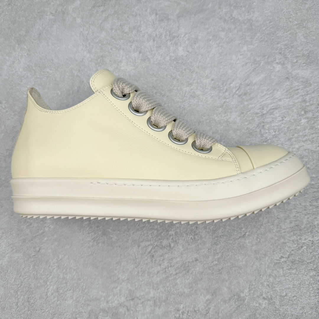 ＃GD广顶 Rick Owens Drkshdw 瑞克·欧文斯低帮皮面时尚运动板鞋 奶白 二级市场已经7K以上 平台客户随意卖四位数 RO广东原厂出品 纯原天花板 原版一比一复刻 冲正绝不翻车 还原度达到百分之98以上 原楦开发纸版版型 ZP拆解原版1：1复模裁片纸版 力求做到0错位 这样才能达到和zp一致的鞋型味道 采用进口cnc数控机床开发对版独家tpu奶香大底 区别于市场所有版本 zp同源全头层粒面小牛皮 达到和zp一致手感 原厂进口细纹布 万邦订购原厂高弹粉红色海绵 内里搭配软质细腻羊皮 TPU高密度大底 软硬度透光度高已经测试和原版一致 尺码：39 40 41 42 43 44 45 46-选品中心