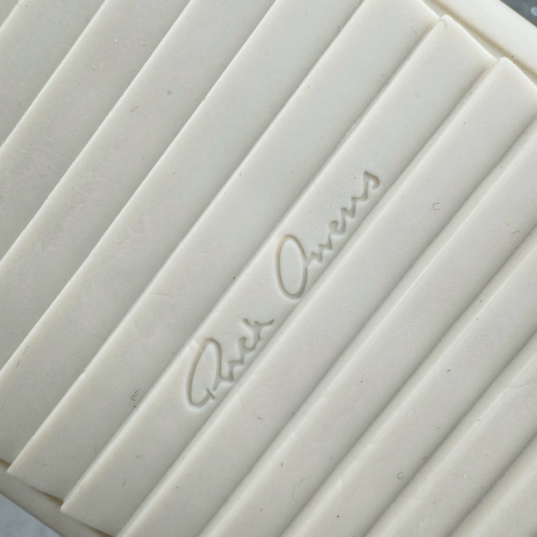 图片[22]-＃GD广顶 Rick Owens Drkshdw 瑞克·欧文斯低帮皮面时尚运动板鞋 奶白 二级市场已经7K以上 平台客户随意卖四位数 RO广东原厂出品 纯原天花板 原版一比一复刻 冲正绝不翻车 还原度达到百分之98以上 原楦开发纸版版型 ZP拆解原版1：1复模裁片纸版 力求做到0错位 这样才能达到和zp一致的鞋型味道 采用进口cnc数控机床开发对版独家tpu奶香大底 区别于市场所有版本 zp同源全头层粒面小牛皮 达到和zp一致手感 原厂进口细纹布 万邦订购原厂高弹粉红色海绵 内里搭配软质细腻羊皮 TPU高密度大底 软硬度透光度高已经测试和原版一致 尺码：39 40 41 42 43 44 45 46-选品中心