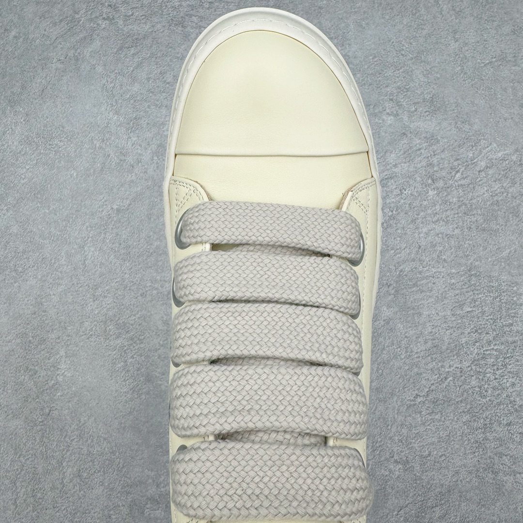 图片[4]-＃GD广顶 Rick Owens Drkshdw 瑞克·欧文斯低帮皮面时尚运动板鞋 奶白 二级市场已经7K以上 平台客户随意卖四位数 RO广东原厂出品 纯原天花板 原版一比一复刻 冲正绝不翻车 还原度达到百分之98以上 原楦开发纸版版型 ZP拆解原版1：1复模裁片纸版 力求做到0错位 这样才能达到和zp一致的鞋型味道 采用进口cnc数控机床开发对版独家tpu奶香大底 区别于市场所有版本 zp同源全头层粒面小牛皮 达到和zp一致手感 原厂进口细纹布 万邦订购原厂高弹粉红色海绵 内里搭配软质细腻羊皮 TPU高密度大底 软硬度透光度高已经测试和原版一致 尺码：39 40 41 42 43 44 45 46-选品中心