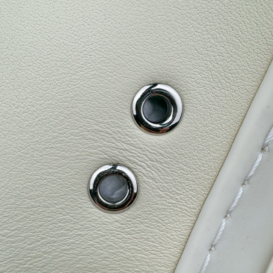 图片[14]-＃GD广顶 Rick Owens Drkshdw 瑞克·欧文斯低帮皮面时尚运动板鞋 奶白 二级市场已经7K以上 平台客户随意卖四位数 RO广东原厂出品 纯原天花板 原版一比一复刻 冲正绝不翻车 还原度达到百分之98以上 原楦开发纸版版型 ZP拆解原版1：1复模裁片纸版 力求做到0错位 这样才能达到和zp一致的鞋型味道 采用进口cnc数控机床开发对版独家tpu奶香大底 区别于市场所有版本 zp同源全头层粒面小牛皮 达到和zp一致手感 原厂进口细纹布 万邦订购原厂高弹粉红色海绵 内里搭配软质细腻羊皮 TPU高密度大底 软硬度透光度高已经测试和原版一致 尺码：39 40 41 42 43 44 45 46-选品中心