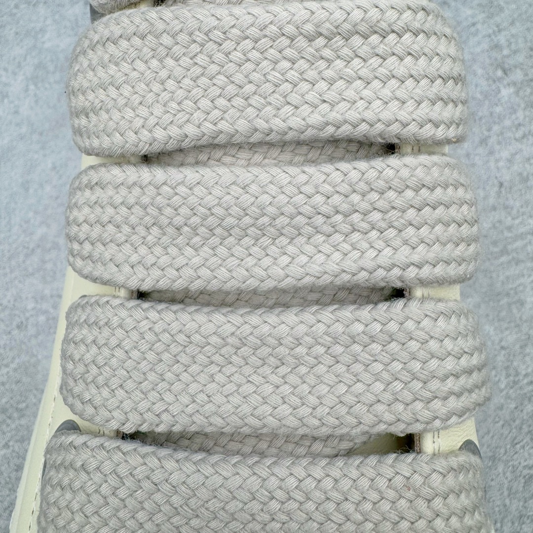 图片[15]-＃GD广顶 Rick Owens Drkshdw 瑞克·欧文斯低帮皮面时尚运动板鞋 奶白 二级市场已经7K以上 平台客户随意卖四位数 RO广东原厂出品 纯原天花板 原版一比一复刻 冲正绝不翻车 还原度达到百分之98以上 原楦开发纸版版型 ZP拆解原版1：1复模裁片纸版 力求做到0错位 这样才能达到和zp一致的鞋型味道 采用进口cnc数控机床开发对版独家tpu奶香大底 区别于市场所有版本 zp同源全头层粒面小牛皮 达到和zp一致手感 原厂进口细纹布 万邦订购原厂高弹粉红色海绵 内里搭配软质细腻羊皮 TPU高密度大底 软硬度透光度高已经测试和原版一致 尺码：39 40 41 42 43 44 45 46-选品中心