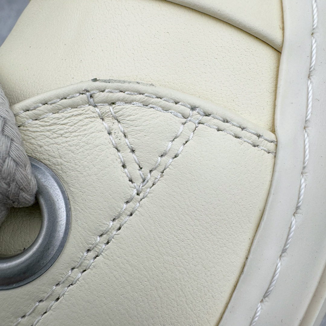 图片[21]-＃GD广顶 Rick Owens Drkshdw 瑞克·欧文斯低帮皮面时尚运动板鞋 奶白 二级市场已经7K以上 平台客户随意卖四位数 RO广东原厂出品 纯原天花板 原版一比一复刻 冲正绝不翻车 还原度达到百分之98以上 原楦开发纸版版型 ZP拆解原版1：1复模裁片纸版 力求做到0错位 这样才能达到和zp一致的鞋型味道 采用进口cnc数控机床开发对版独家tpu奶香大底 区别于市场所有版本 zp同源全头层粒面小牛皮 达到和zp一致手感 原厂进口细纹布 万邦订购原厂高弹粉红色海绵 内里搭配软质细腻羊皮 TPU高密度大底 软硬度透光度高已经测试和原版一致 尺码：39 40 41 42 43 44 45 46-选品中心