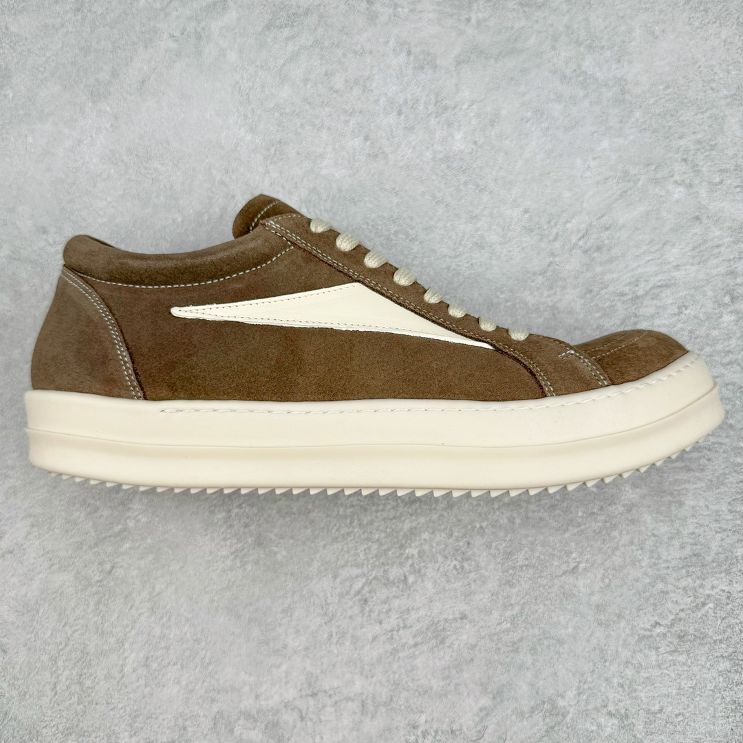 ＃GD广顶 Rick Owens Edfu 瑞克·欧文斯低帮皮面时尚运动板鞋 二级市场已经7K以上 平台客户随意卖四位数 RO广东原厂出品 纯原天花板 原版一比一复刻 冲正绝不翻车 还原度达到百分之98以上 原楦开发纸版版型 ZP拆解原版1：1复模裁片纸版 力求做到0错位 这样才能达到和zp一致的鞋型味道 采用进口cnc数控机床开发对版独家tpu奶香大底 区别于市场所有版本 zp同源全头层粒面小牛皮 达到和zp一致手感 原厂进口细纹布 万邦订购原厂高弹粉红色海绵 内里搭配软质细腻羊皮 TPU高密度大底 软硬度透光度高已经测试和原版一致 尺码：39 40 41 42 43 44 45 46-选品中心