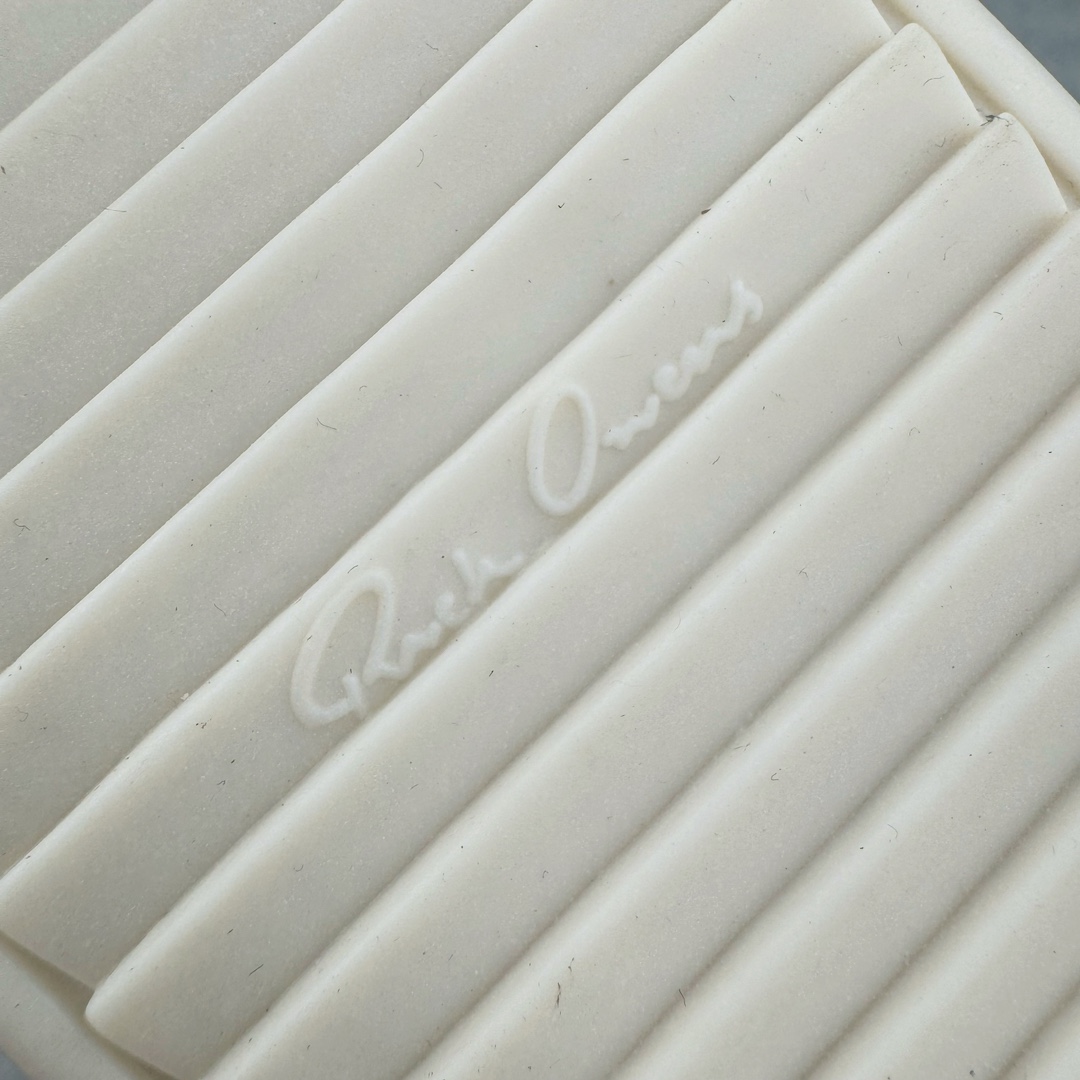 图片[18]-＃GD广顶 Rick Owens Edfu 瑞克·欧文斯低帮皮面时尚运动板鞋 二级市场已经7K以上 平台客户随意卖四位数 RO广东原厂出品 纯原天花板 原版一比一复刻 冲正绝不翻车 还原度达到百分之98以上 原楦开发纸版版型 ZP拆解原版1：1复模裁片纸版 力求做到0错位 这样才能达到和zp一致的鞋型味道 采用进口cnc数控机床开发对版独家tpu奶香大底 区别于市场所有版本 zp同源全头层粒面小牛皮 达到和zp一致手感 原厂进口细纹布 万邦订购原厂高弹粉红色海绵 内里搭配软质细腻羊皮 TPU高密度大底 软硬度透光度高已经测试和原版一致 尺码：39 40 41 42 43 44 45 46-选品中心