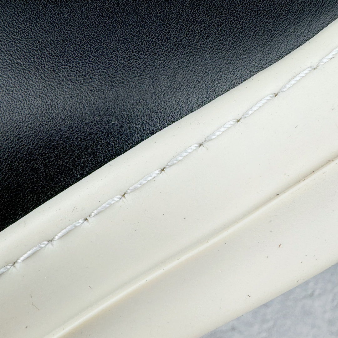 图片[12]-＃GD广顶 Rick Owens Drkshdw 瑞克·欧文斯低帮皮面时尚运动板鞋 黑白 二级市场已经7K以上 平台客户随意卖四位数 RO广东原厂出品 纯原天花板 原版一比一复刻 冲正绝不翻车 还原度达到百分之98以上 原楦开发纸版版型 ZP拆解原版1：1复模裁片纸版 力求做到0错位 这样才能达到和zp一致的鞋型味道 采用进口cnc数控机床开发对版独家tpu奶香大底 区别于市场所有版本 zp同源全头层粒面小牛皮 达到和zp一致手感 原厂进口细纹布 万邦订购原厂高弹粉红色海绵 内里搭配软质细腻羊皮 TPU高密度大底 软硬度透光度高已经测试和原版一致 尺码：39 40 41 42 43 44 45 46-选品中心