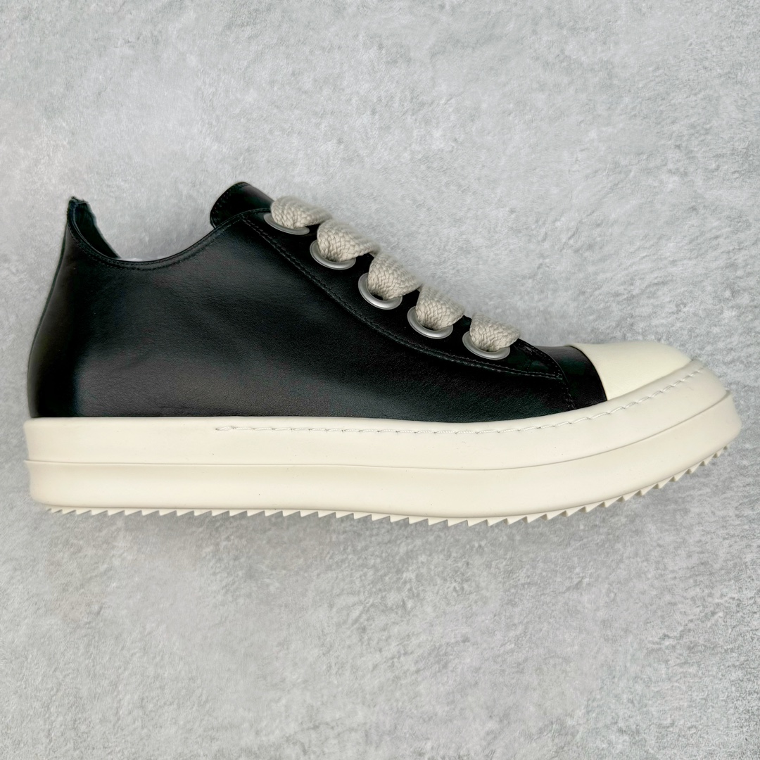 ＃GD广顶 Rick Owens Drkshdw 瑞克·欧文斯低帮皮面时尚运动板鞋 黑白 二级市场已经7K以上 平台客户随意卖四位数 RO广东原厂出品 纯原天花板 原版一比一复刻 冲正绝不翻车 还原度达到百分之98以上 原楦开发纸版版型 ZP拆解原版1：1复模裁片纸版 力求做到0错位 这样才能达到和zp一致的鞋型味道 采用进口cnc数控机床开发对版独家tpu奶香大底 区别于市场所有版本 zp同源全头层粒面小牛皮 达到和zp一致手感 原厂进口细纹布 万邦订购原厂高弹粉红色海绵 内里搭配软质细腻羊皮 TPU高密度大底 软硬度透光度高已经测试和原版一致 尺码：39 40 41 42 43 44 45 46-选品中心