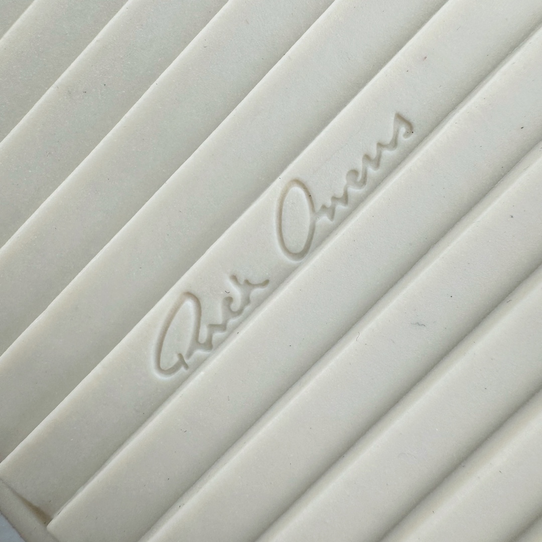 图片[16]-＃GD广顶 Rick Owens Drkshdw 瑞克·欧文斯低帮皮面时尚运动板鞋 黑白 二级市场已经7K以上 平台客户随意卖四位数 RO广东原厂出品 纯原天花板 原版一比一复刻 冲正绝不翻车 还原度达到百分之98以上 原楦开发纸版版型 ZP拆解原版1：1复模裁片纸版 力求做到0错位 这样才能达到和zp一致的鞋型味道 采用进口cnc数控机床开发对版独家tpu奶香大底 区别于市场所有版本 zp同源全头层粒面小牛皮 达到和zp一致手感 原厂进口细纹布 万邦订购原厂高弹粉红色海绵 内里搭配软质细腻羊皮 TPU高密度大底 软硬度透光度高已经测试和原版一致 尺码：39 40 41 42 43 44 45 46-选品中心